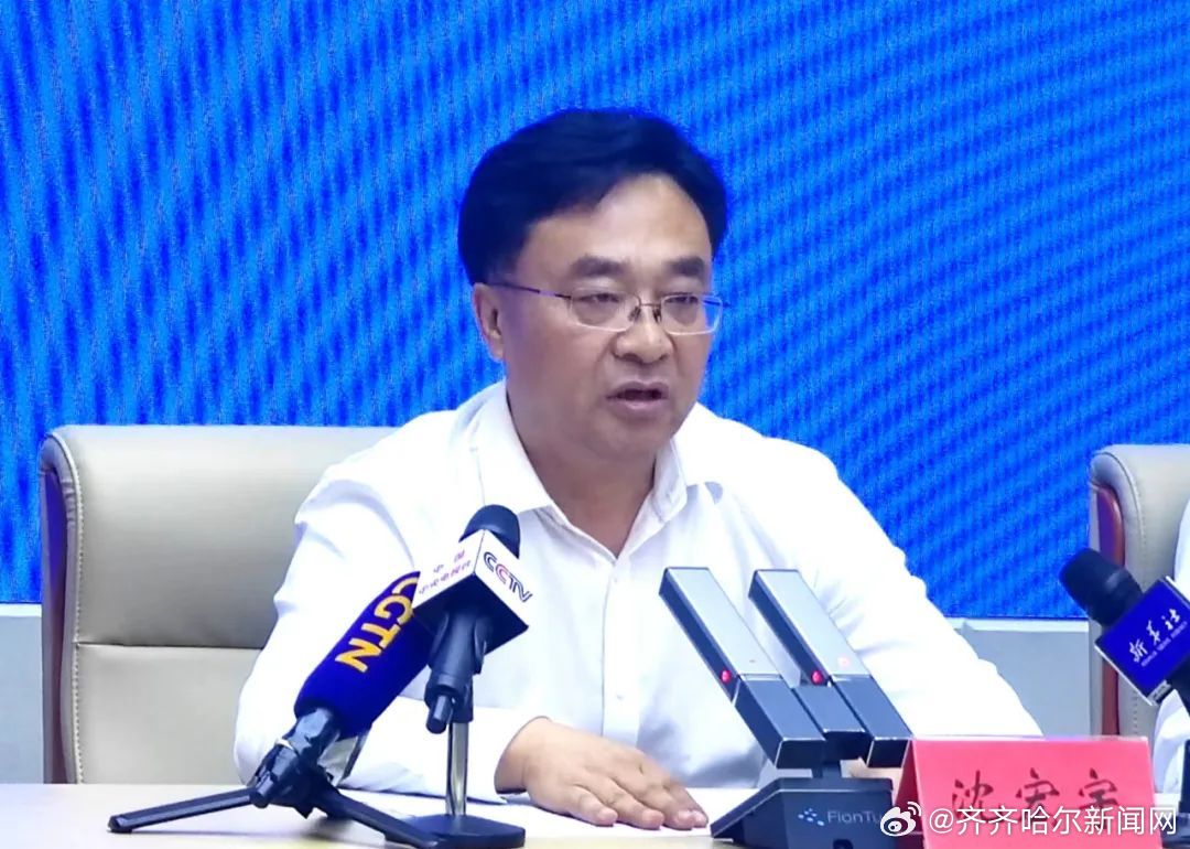 齊齊哈爾市長沈宏宇事後召開記者會，向逝者與其家屬致意。（翻攝自齊齊哈爾新聞網微博）