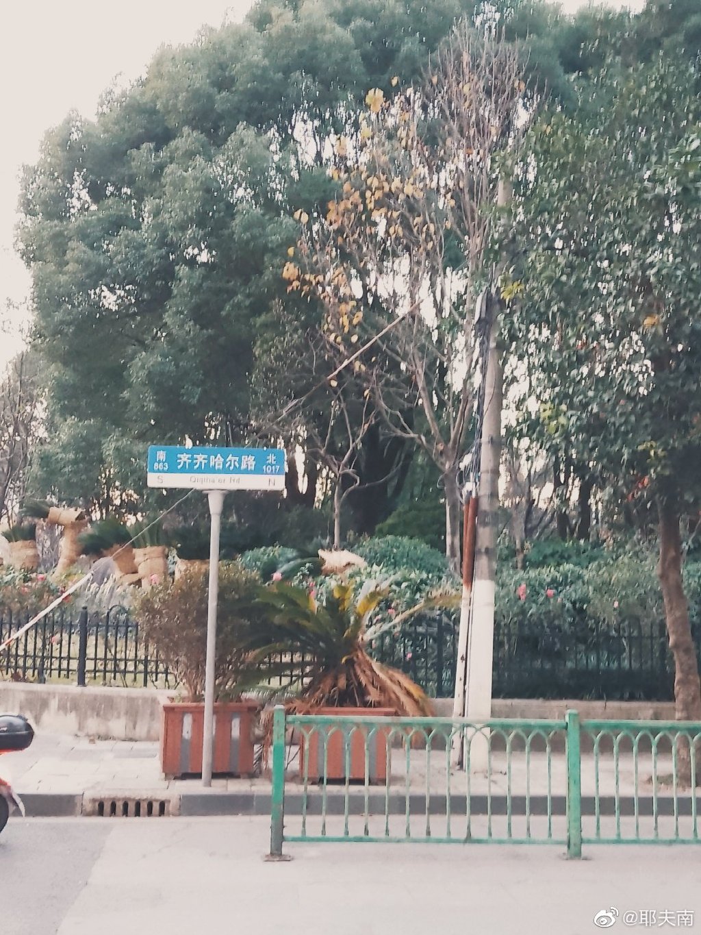 上海也有名為「齊齊哈爾」的路段，傳在體育館坍塌事件爆出後，警力突然增多。（翻攝自微博）