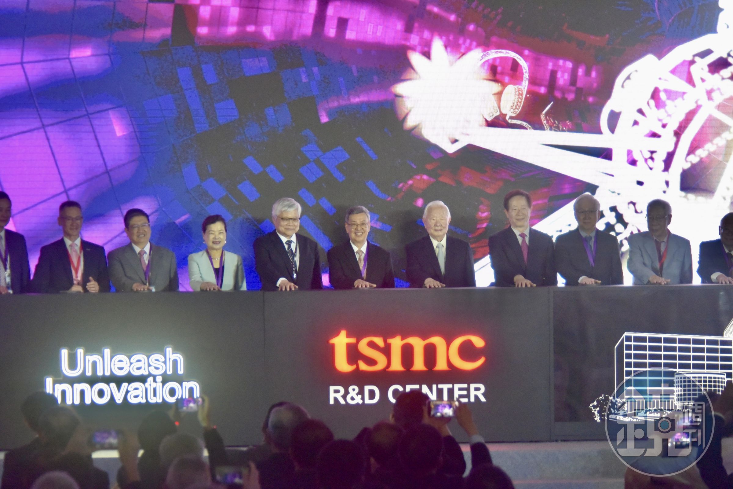 劉德音表示,20年後的六大問題,台積電研發中心的同仁將給出答案。