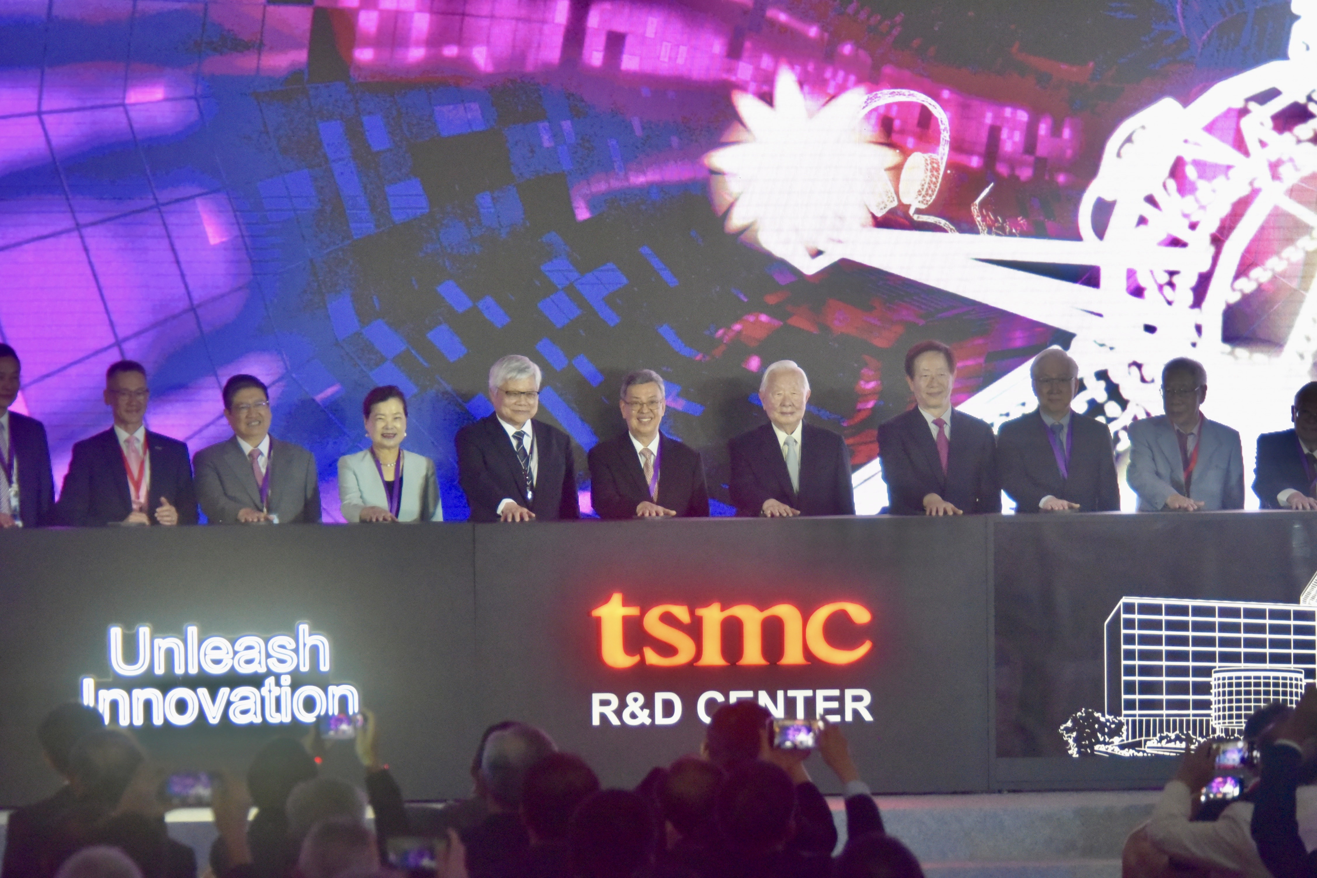 劉德音表示，20年後的六大問題，台積電研發中心的同仁將給出答案。