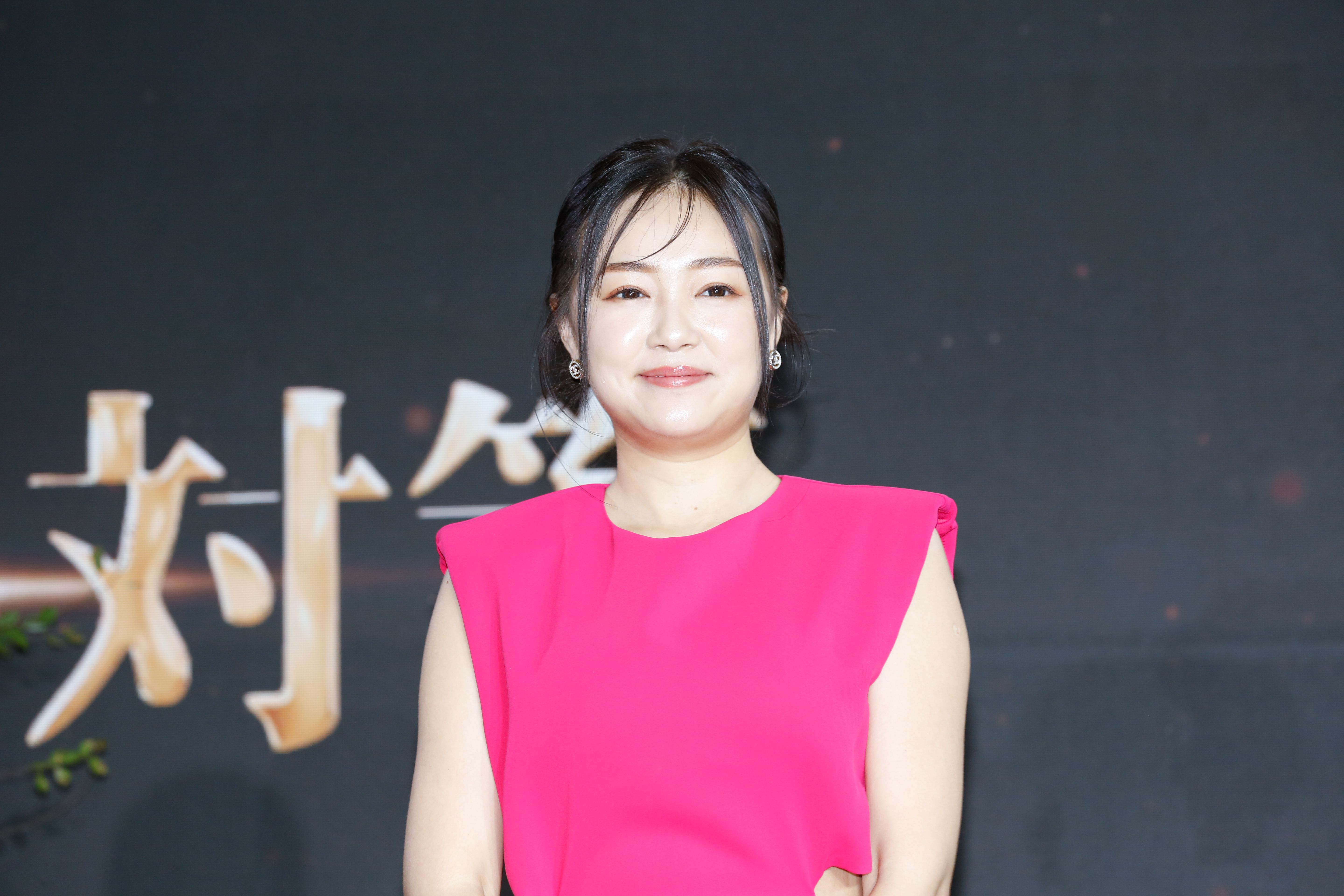 丫頭離開吳宗憲經紀公司自立門戶當老闆。