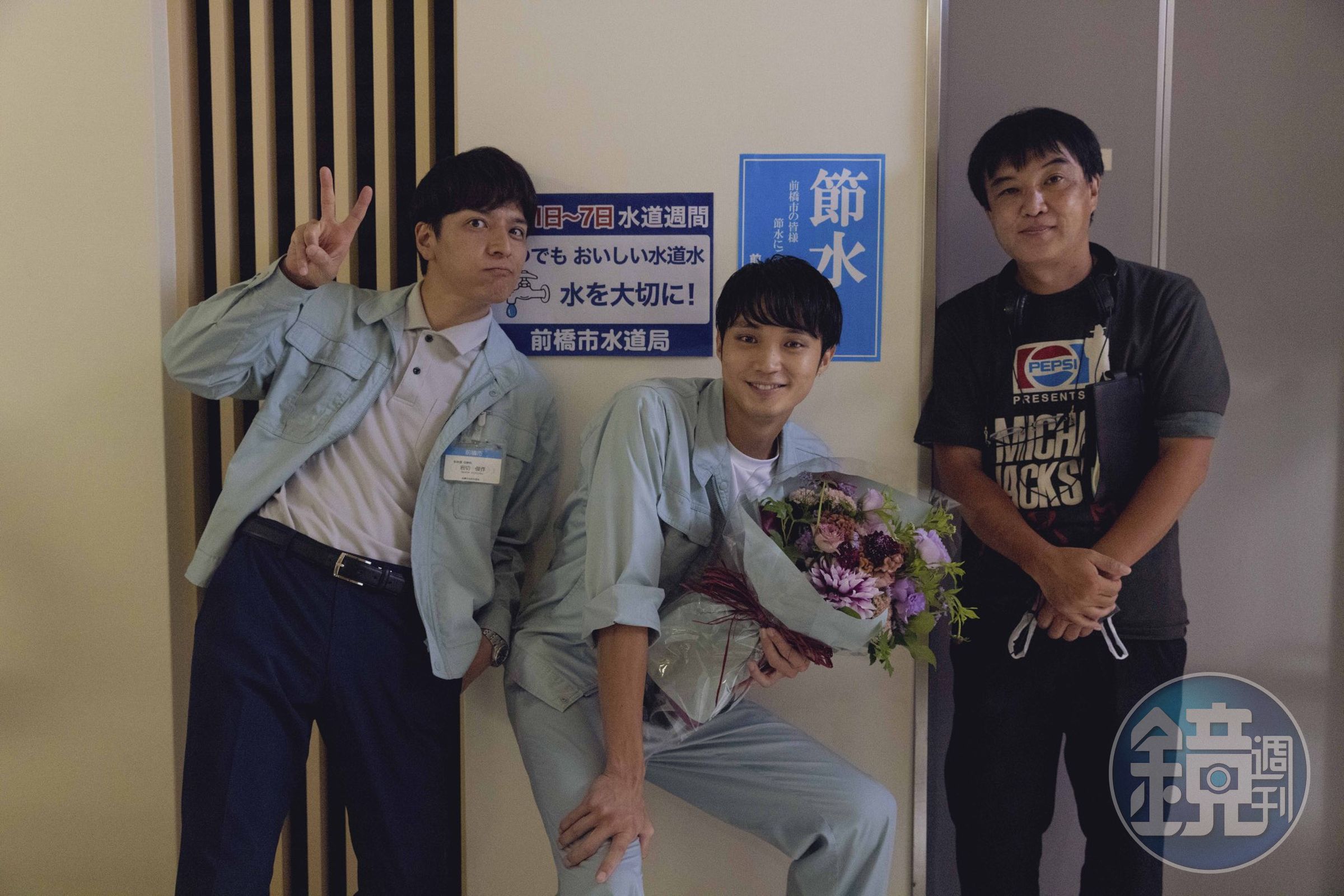 生田斗真(左)和磯村勇斗(中)於高橋正彌導演執導的《渴水》飾演自來水公司員工。(翻攝自《渴水》Twitter)