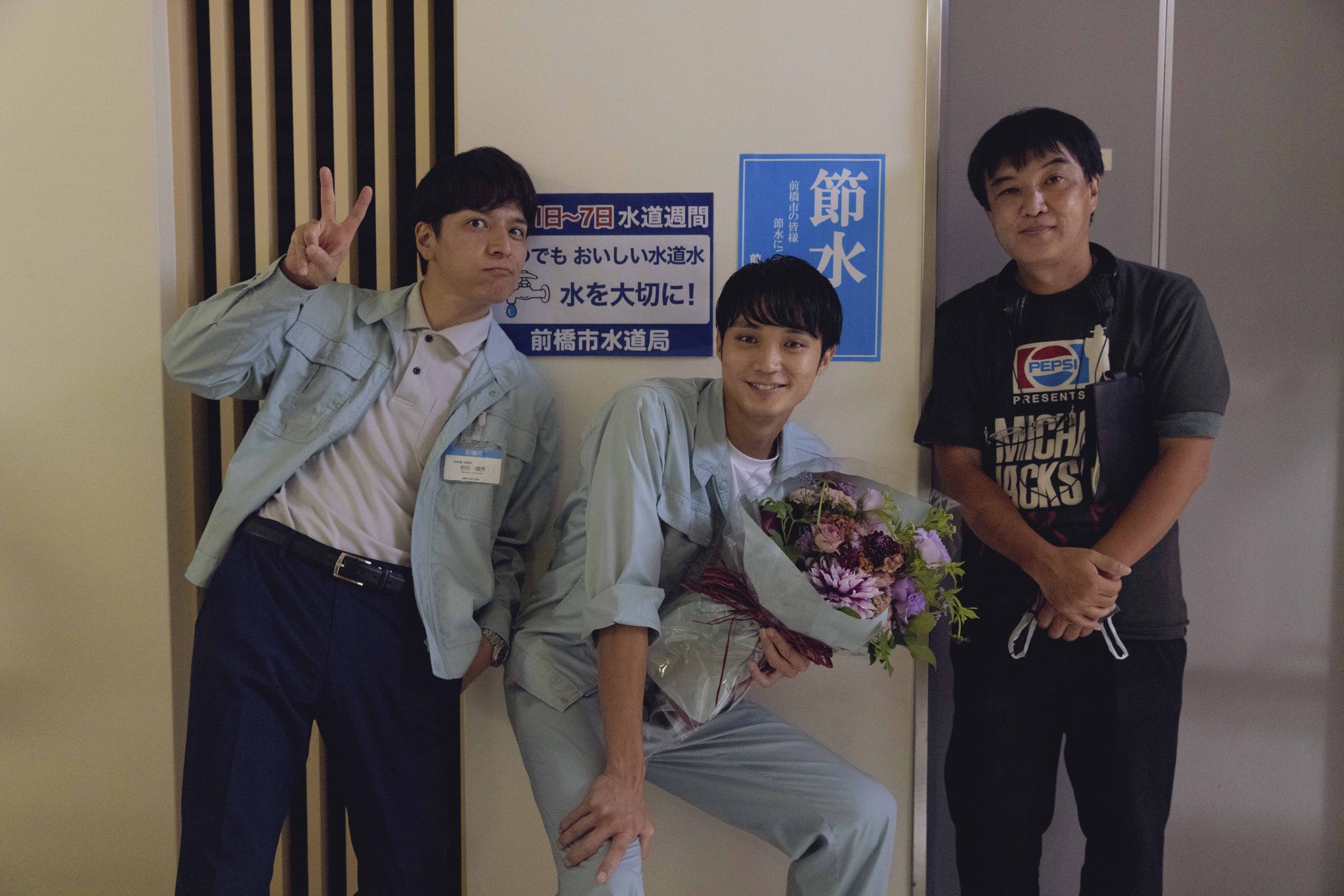 生田斗真（左）和磯村勇斗（中）於高橋正彌導演執導的《渴水》飾演自來水公司員工。（翻攝自《渴水》Twitter）