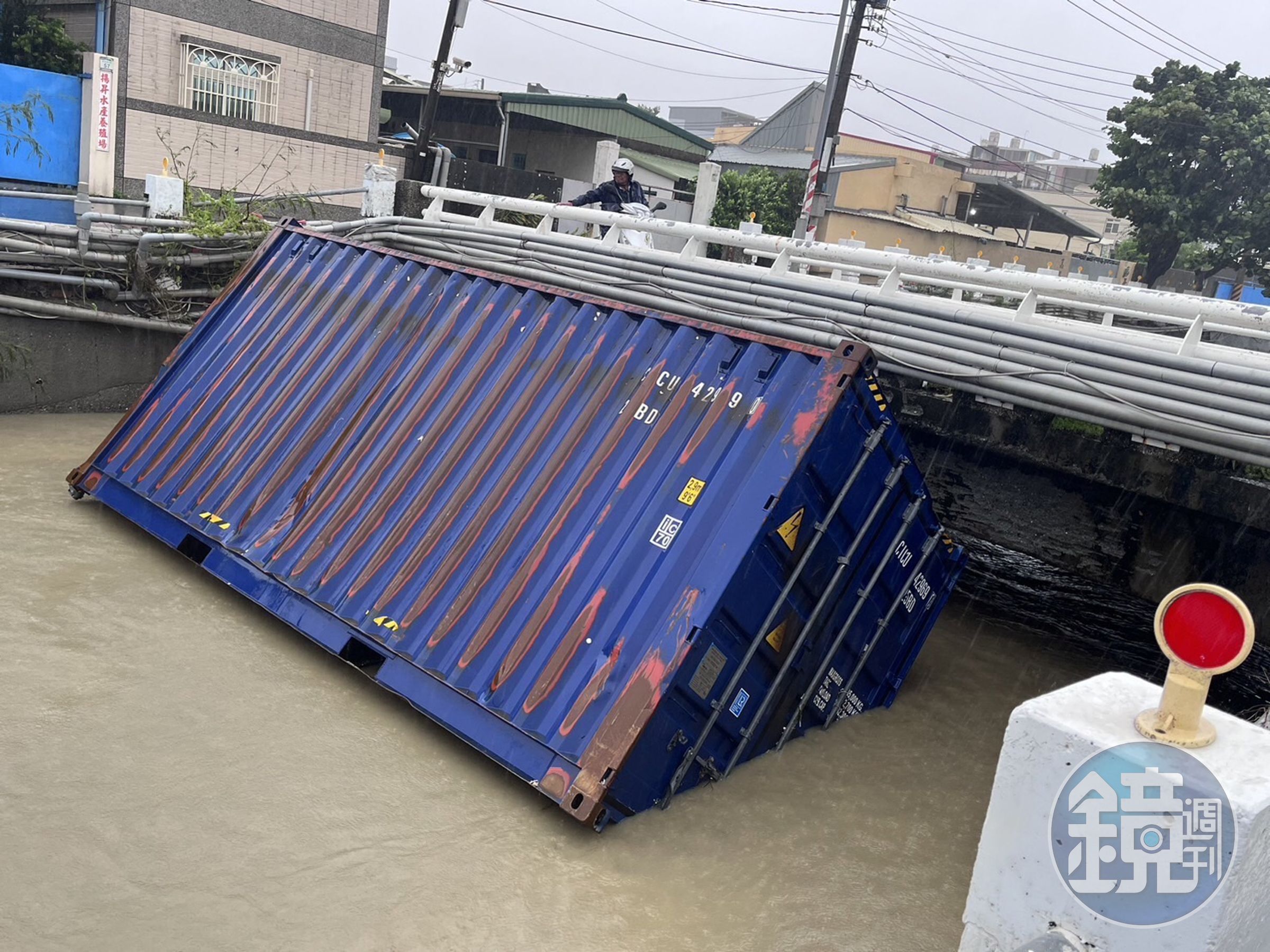 1只貨櫃漂流到林園中門三號橋,港務公司緊急吊離。(翻攝畫面)