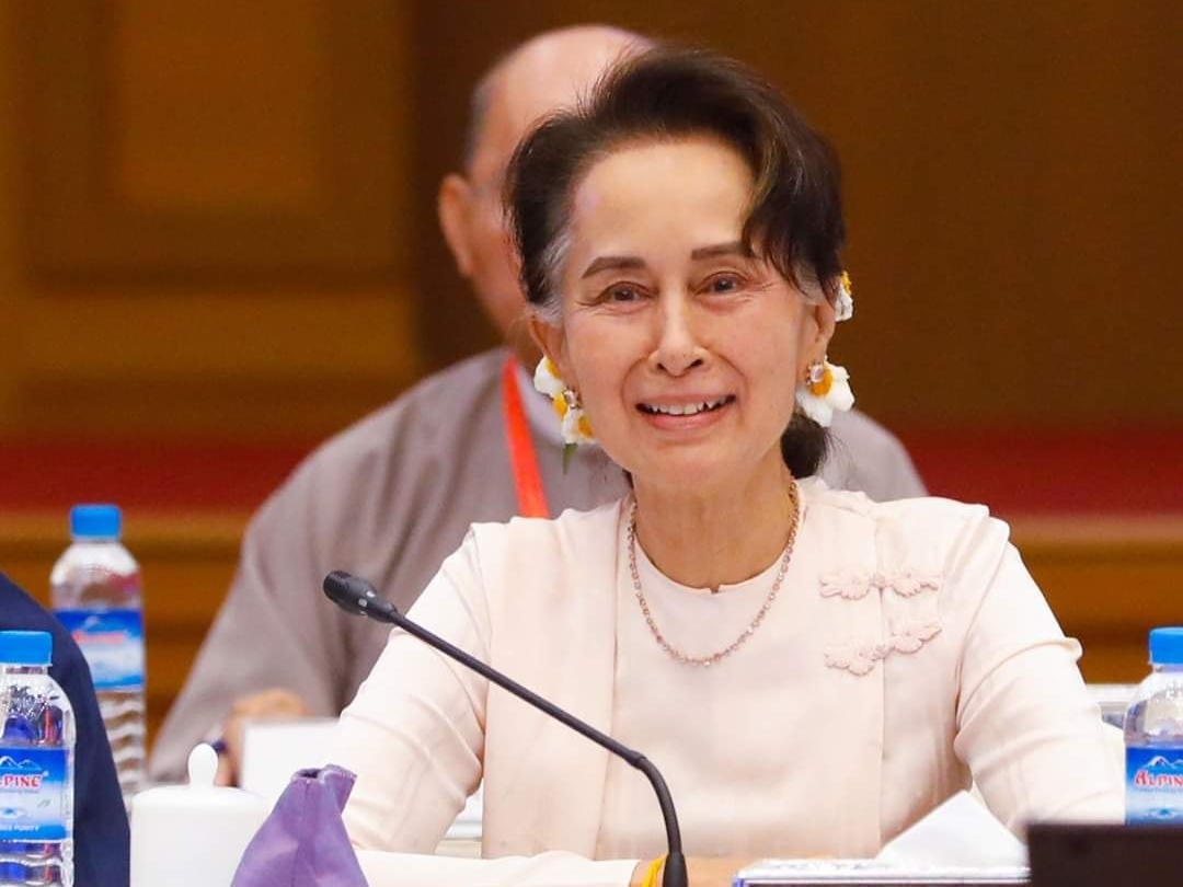 緬甸前領導人翁山蘇姬遭到軍政府監禁至今，近日傳出她從監獄移出改為軟禁的消息。（翻攝自National League for Democracy臉書）