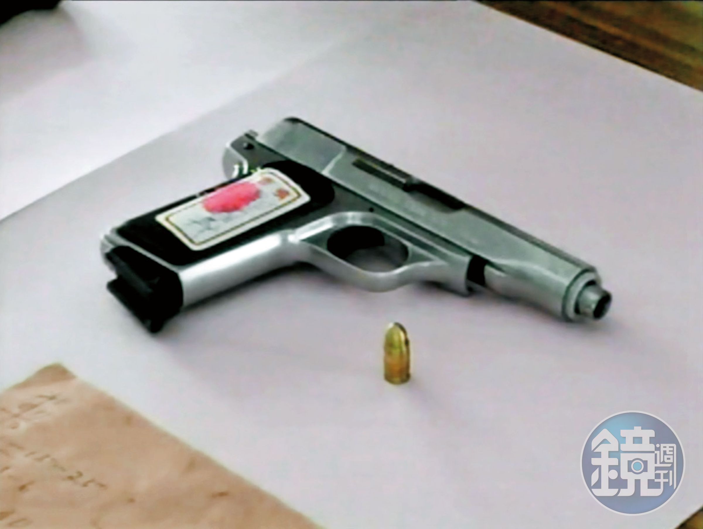 鄭父被警方逮捕時，身上帶著改造手槍，他表示自知難逃法網，決定自殺。（東森新聞提供）