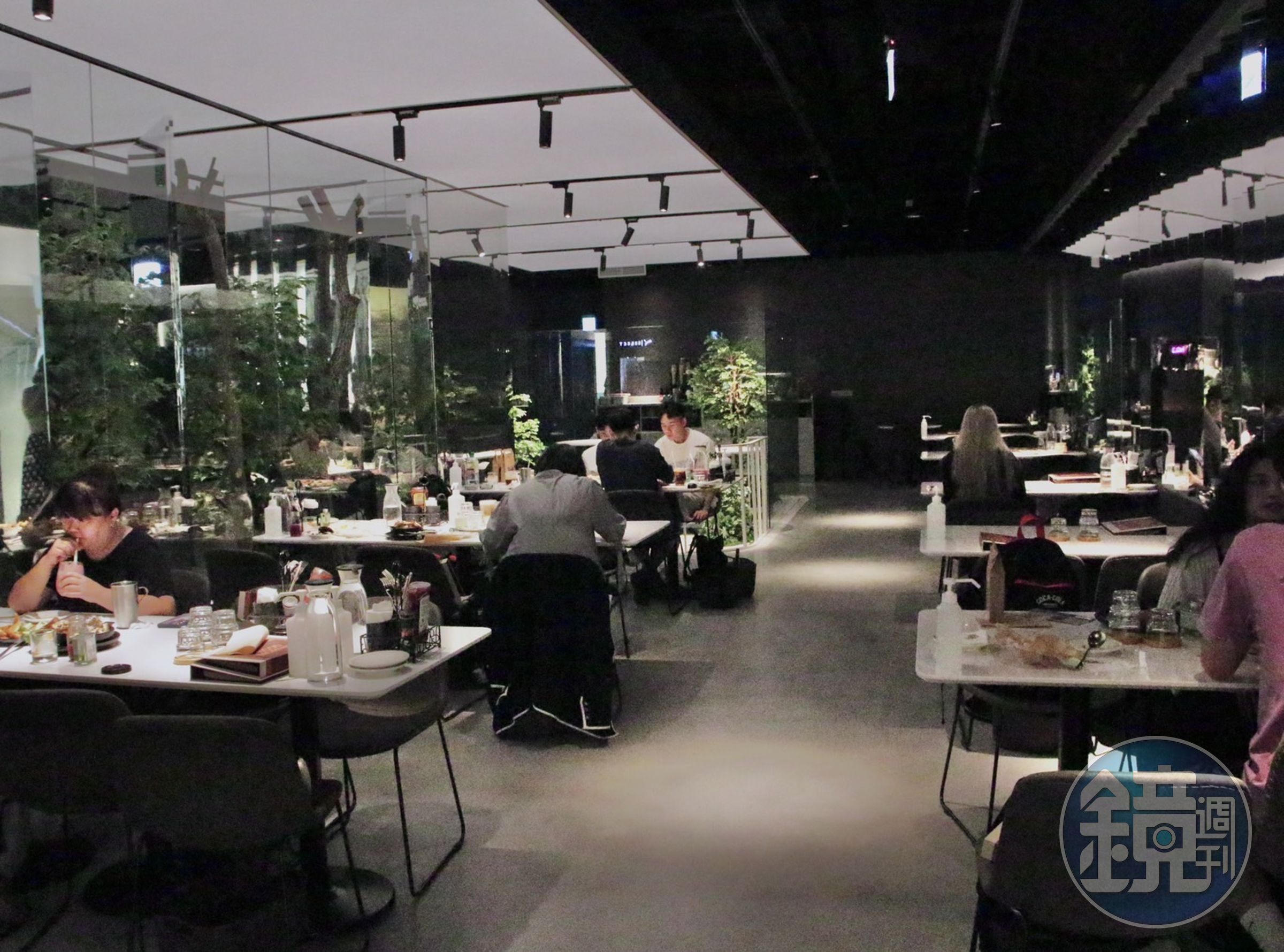 以極具對比度的單色系「綠、黑、白」作為主視覺元素,透過投影和天幕的巧妙應用,增添一抹時尚和未來感的氣息。