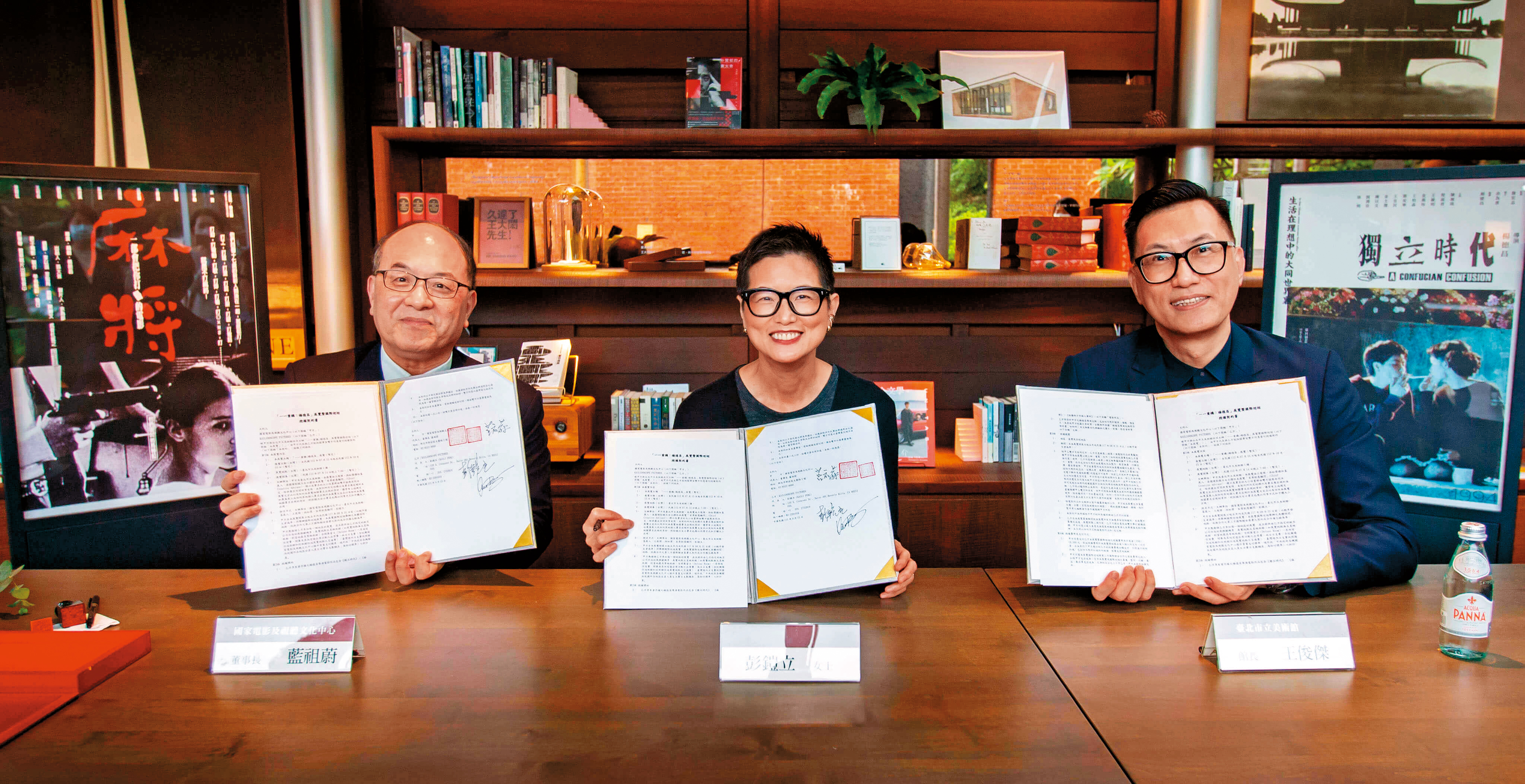 去年楊德昌過世15週年，台北市立美術館王俊傑館長（右）與時任國家電影及視聽文化中心董事長藍祖蔚（左）和彭鎧立（中）簽約，將楊德昌萬餘件電影文物寄存於國家影視聽中心。