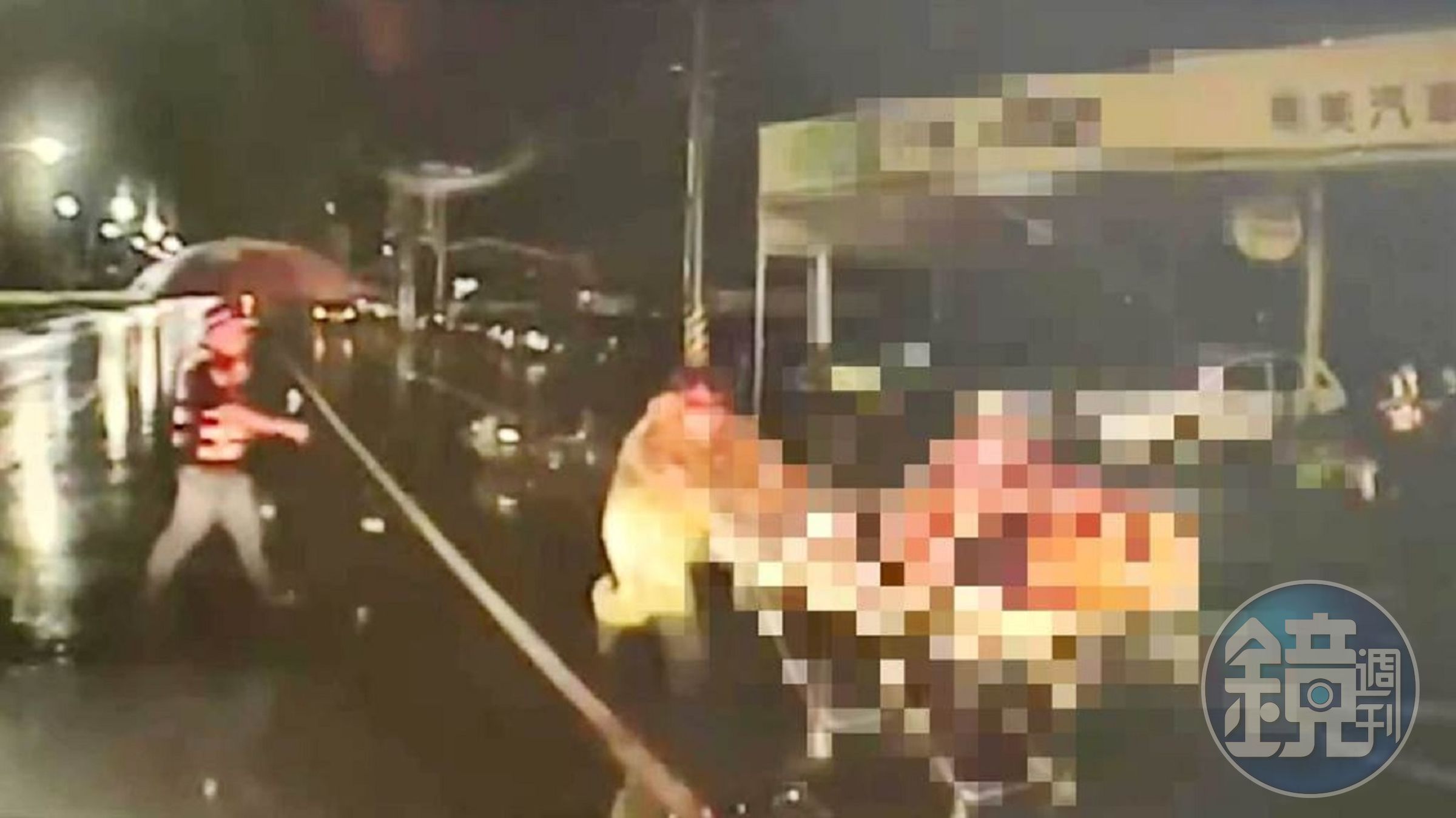 嘉義一名外送員半夜騎車遭酒駕男子撞上，當場失去生命跡象。（翻攝畫面）