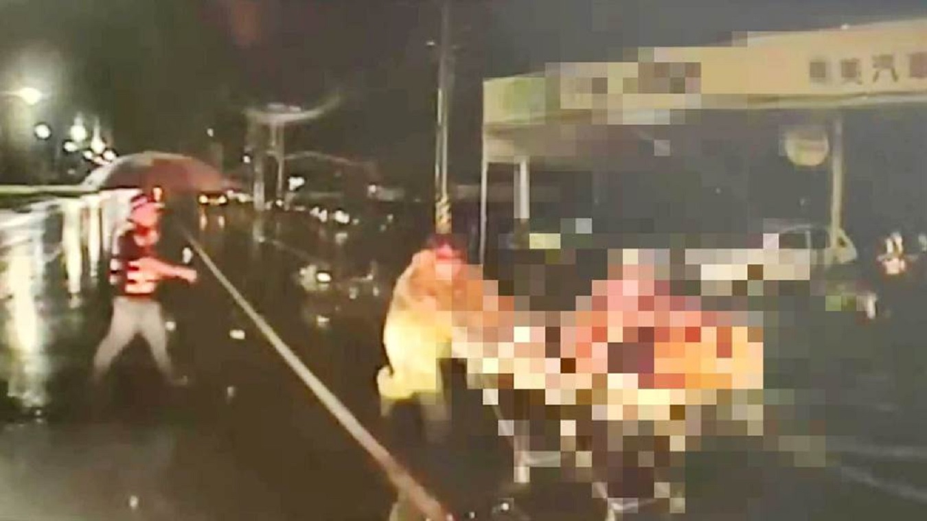 嘉義一名外送員半夜騎車遭酒駕男子撞上，當場失去生命跡象。（翻攝畫面）