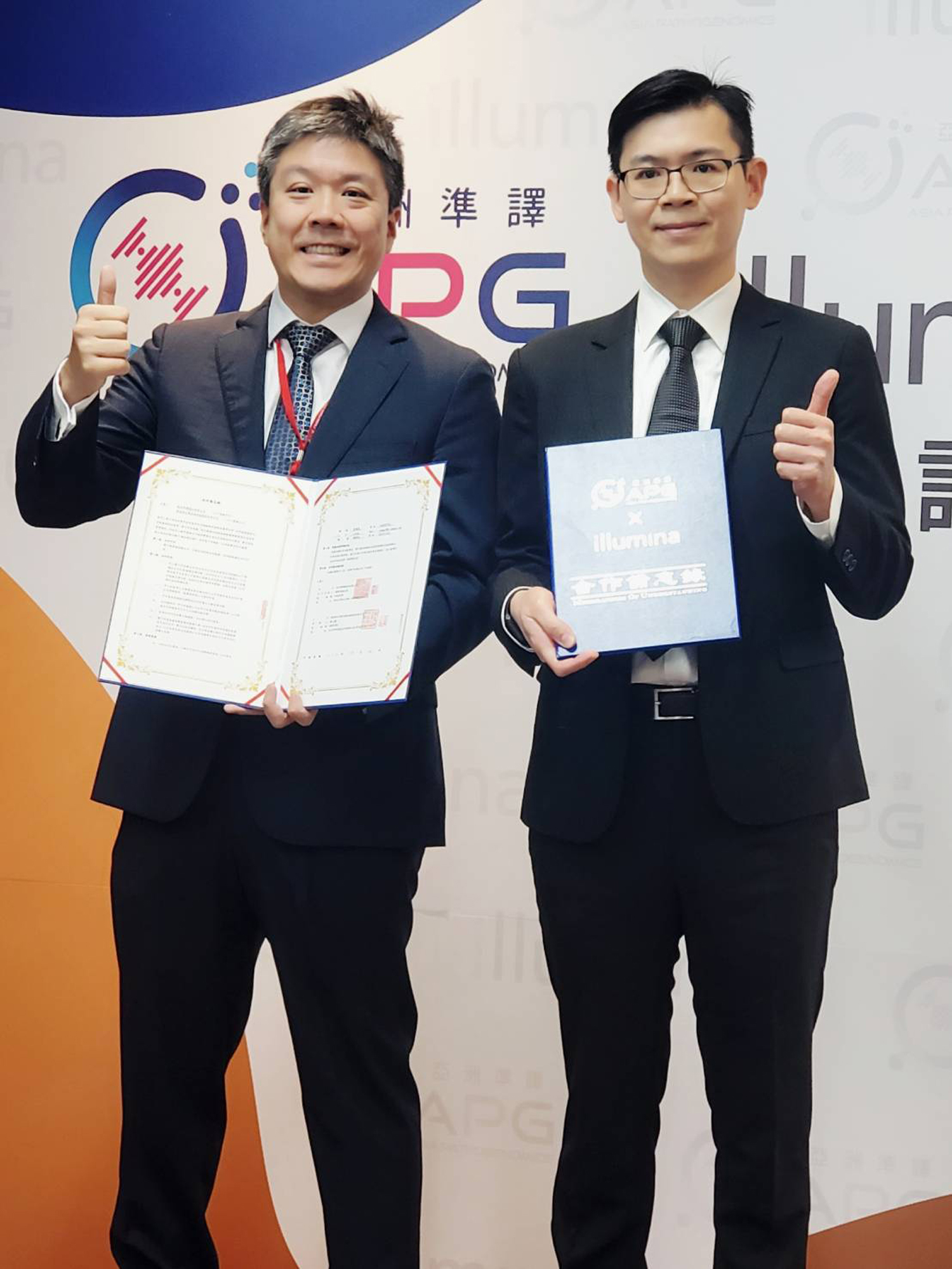 亞洲準譯執行長暨創辦人劉君豪（左）與Illumina台灣商務長王咨涵今出席記者會，簽訂合作備忘錄。