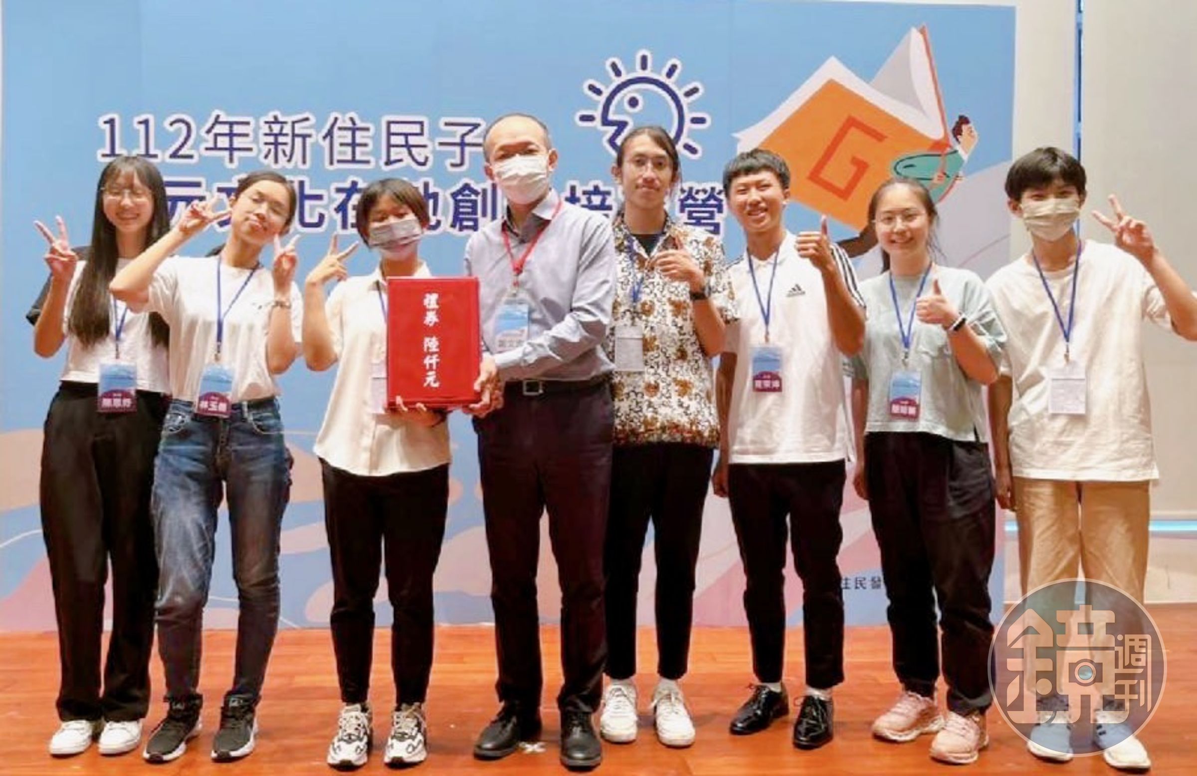 移民署謝文忠主任祕書（右5）頒發「在地創生一日輕旅行地圖」優勝小組。（移民署提供）