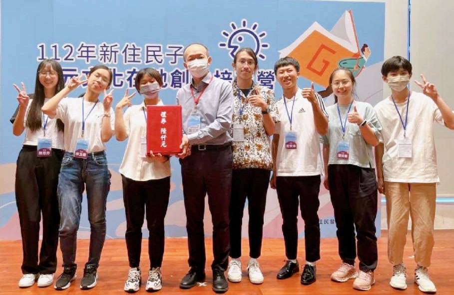 移民署謝文忠主任祕書（右5）頒發「在地創生一日輕旅行地圖」優勝小組。（移民署提供）