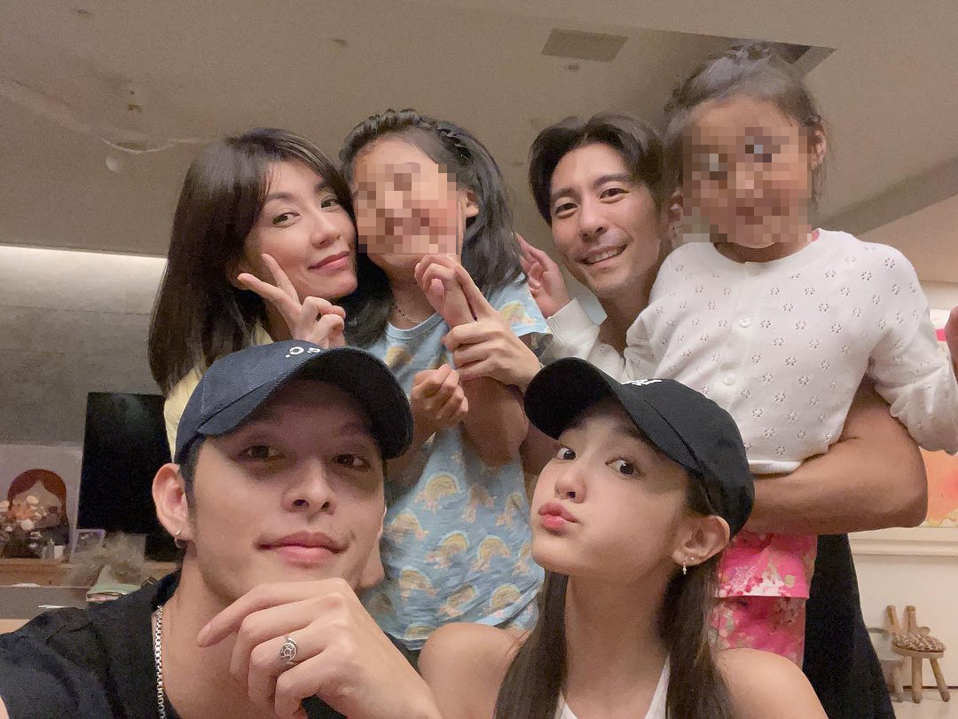 賈靜雯與老公修杰楷抱著與兩個女兒，與王淨、曹佑寧合照。（翻攝賈靜雯IG）