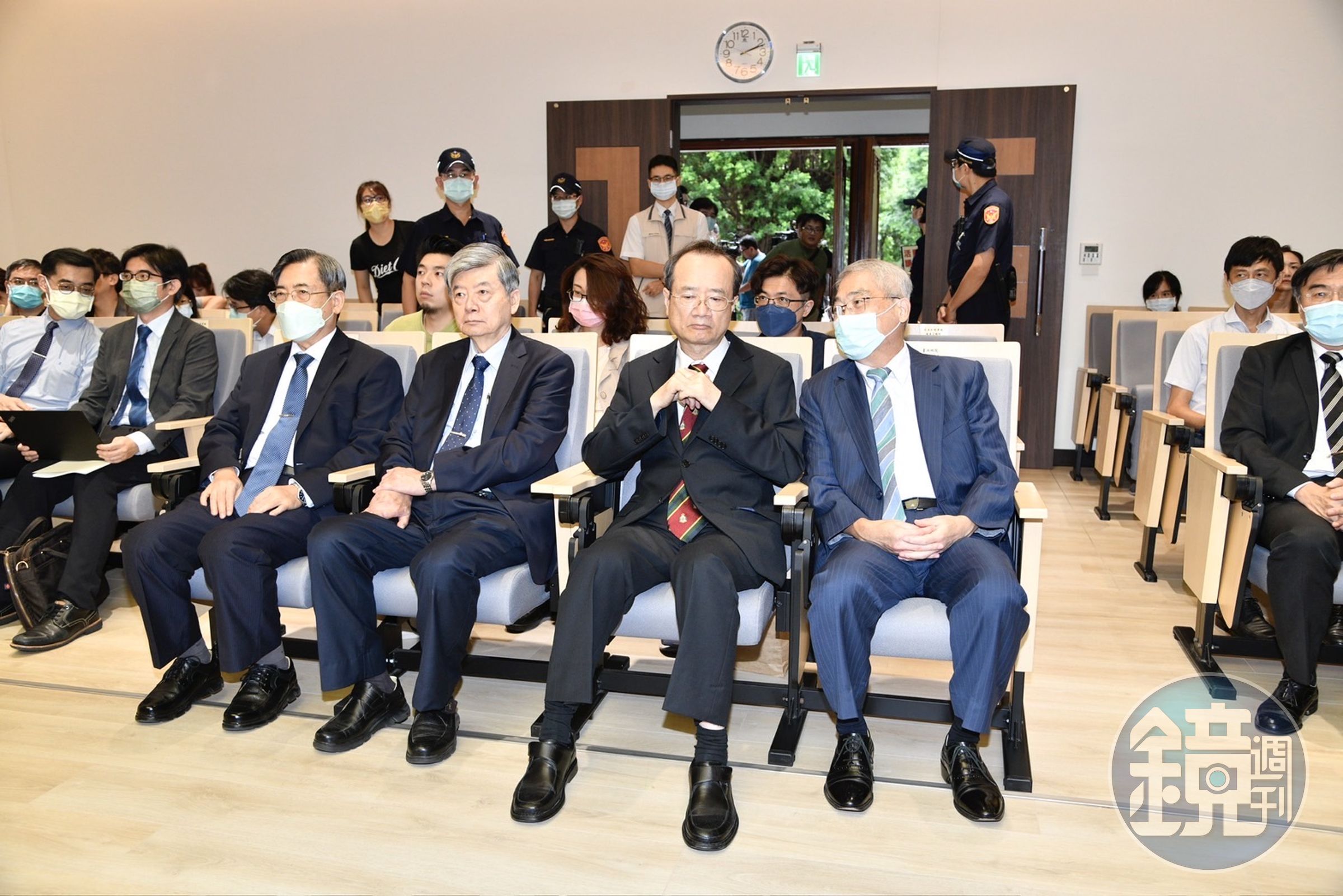 台北地院首件國民法官案宣判，台北地院院長黃國忠（右起）與司法院院長許宗力、副院長蔡烱燉、祕書長吳三龍、副祕書長黃麟倫4名巨頭同場見證。