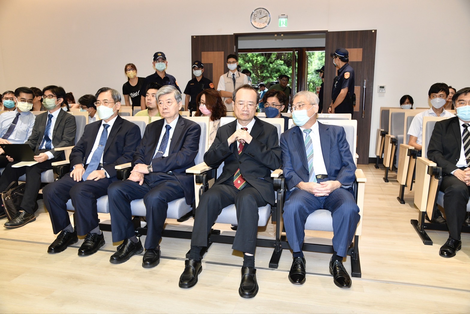 台北地院首件國民法官案宣判，台北地院院長黃國忠（右起）與司法院院長許宗力、副院長蔡烱燉、祕書長吳三龍、副祕書長黃麟倫4名巨頭同場見證。