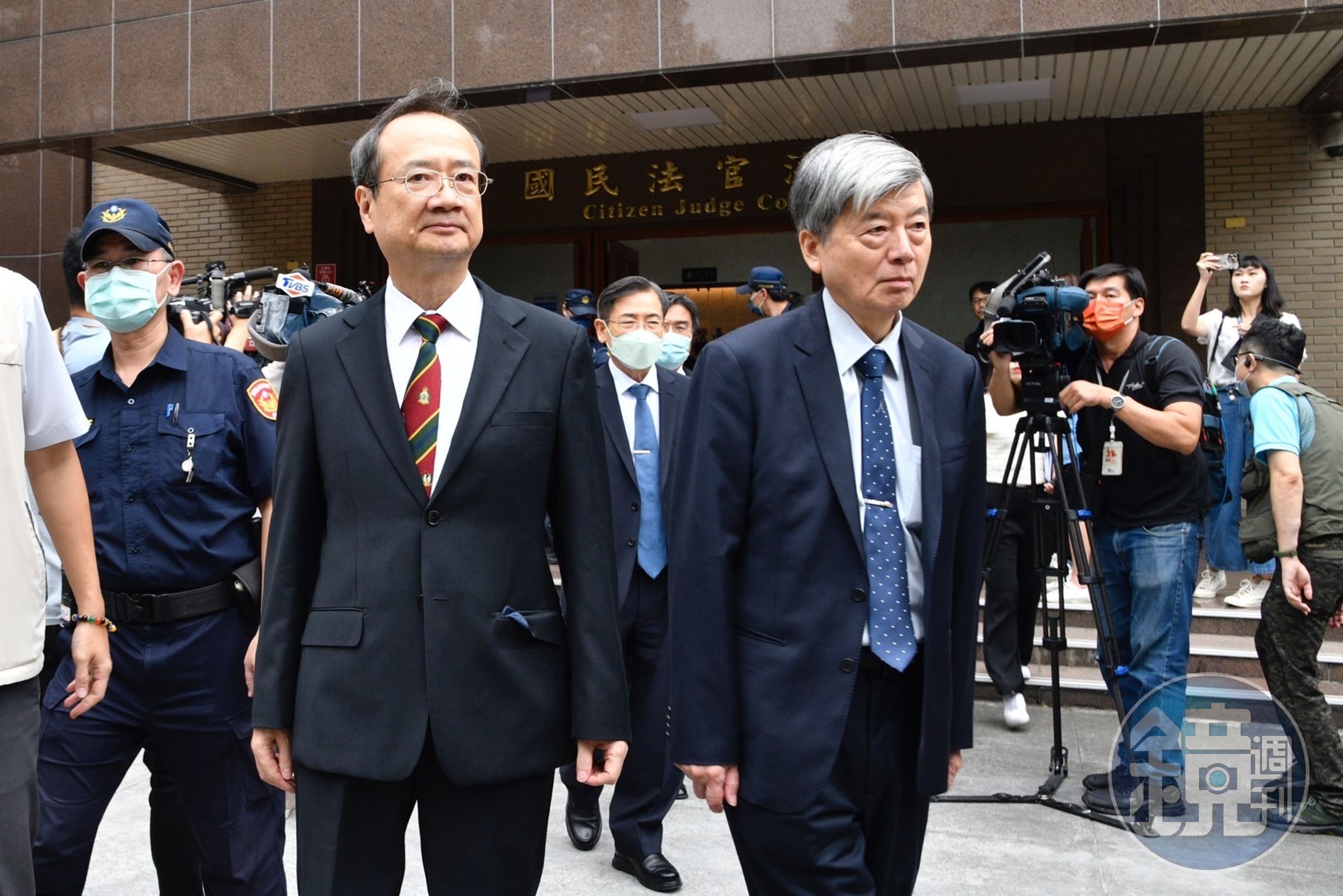 司法院院長許宗力（左）、副院長蔡烱燉見證國民法官宣判。