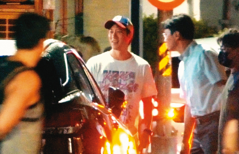 21：55，一身白衣白褲的王力宏，跟著一夥人走出餐廳，看來春風滿面。