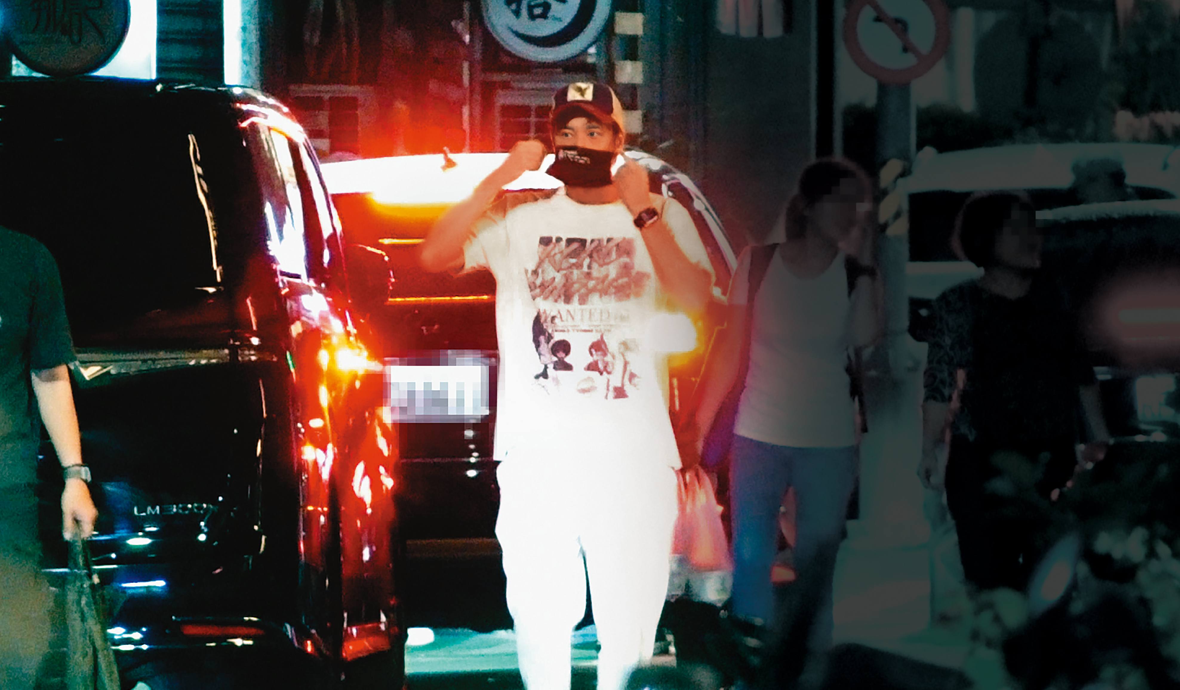 7/27 21：57，結束餐敘後，王力宏揮手與眾人道別後，戴起了口罩。