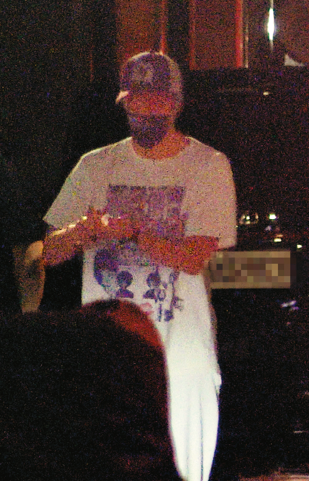 21：59，王力宏從褲子口袋拿出酒精，幫自己消毒外，也貼心地幫助理噴一噴。