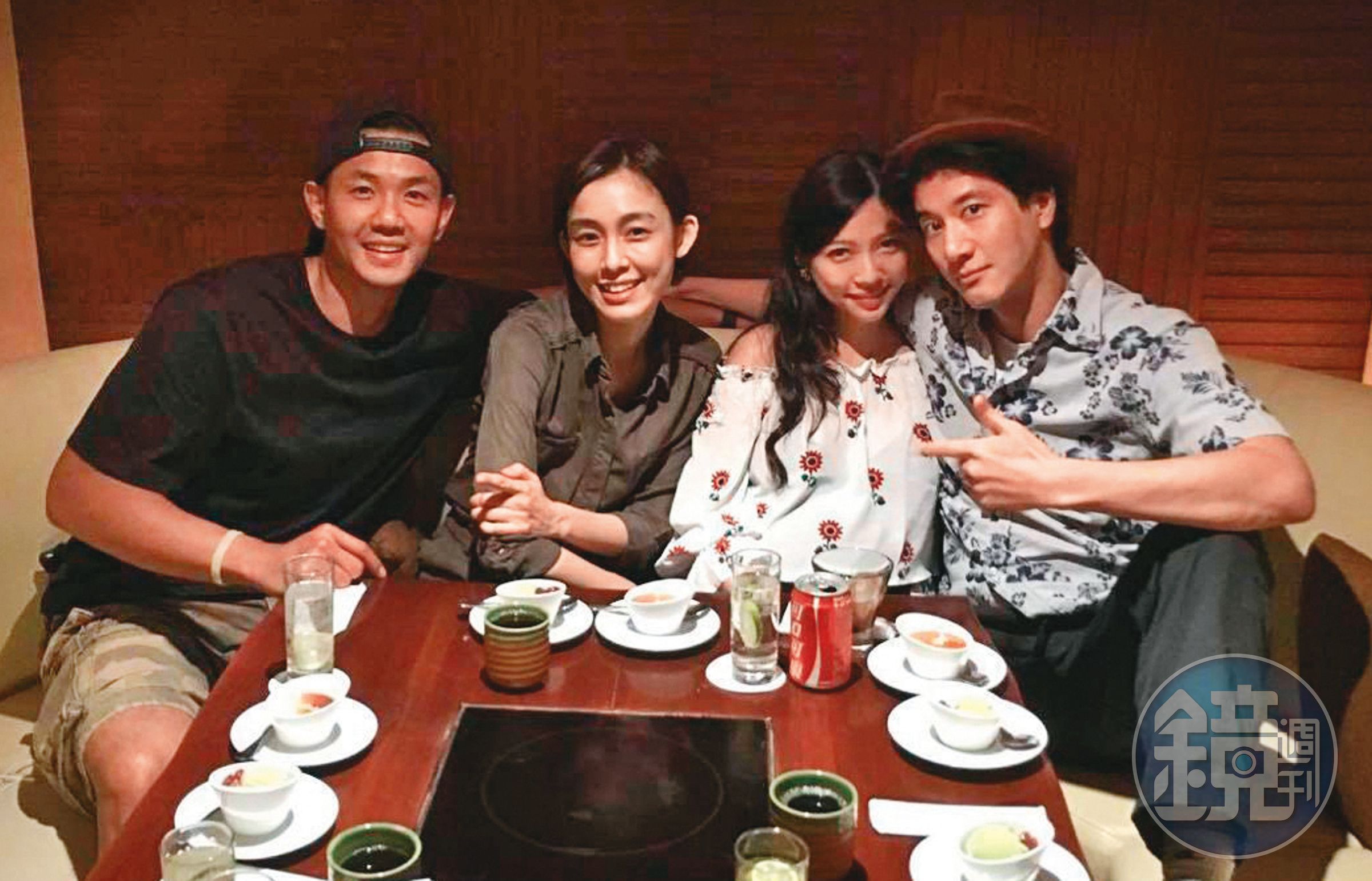 黑人（左起）與范瑋琪、李靚蕾與王力宏一張網上模糊的照片，被意有所指「四人運動」，王力宏對此相當氣憤，強硬提告。（翻攝自微博）