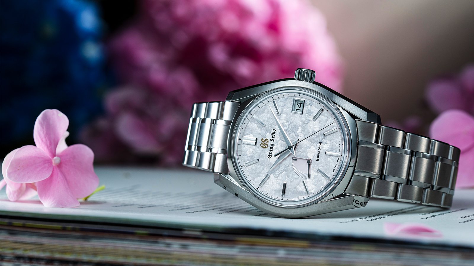 Grand Seiko Heritage Collection｜型號SBGA413／錶徑40mm／白鈦材質／時、分、秒、日期、動力儲存指示／Spring Drive 9R65自動上鍊機芯／定價NT$198,000