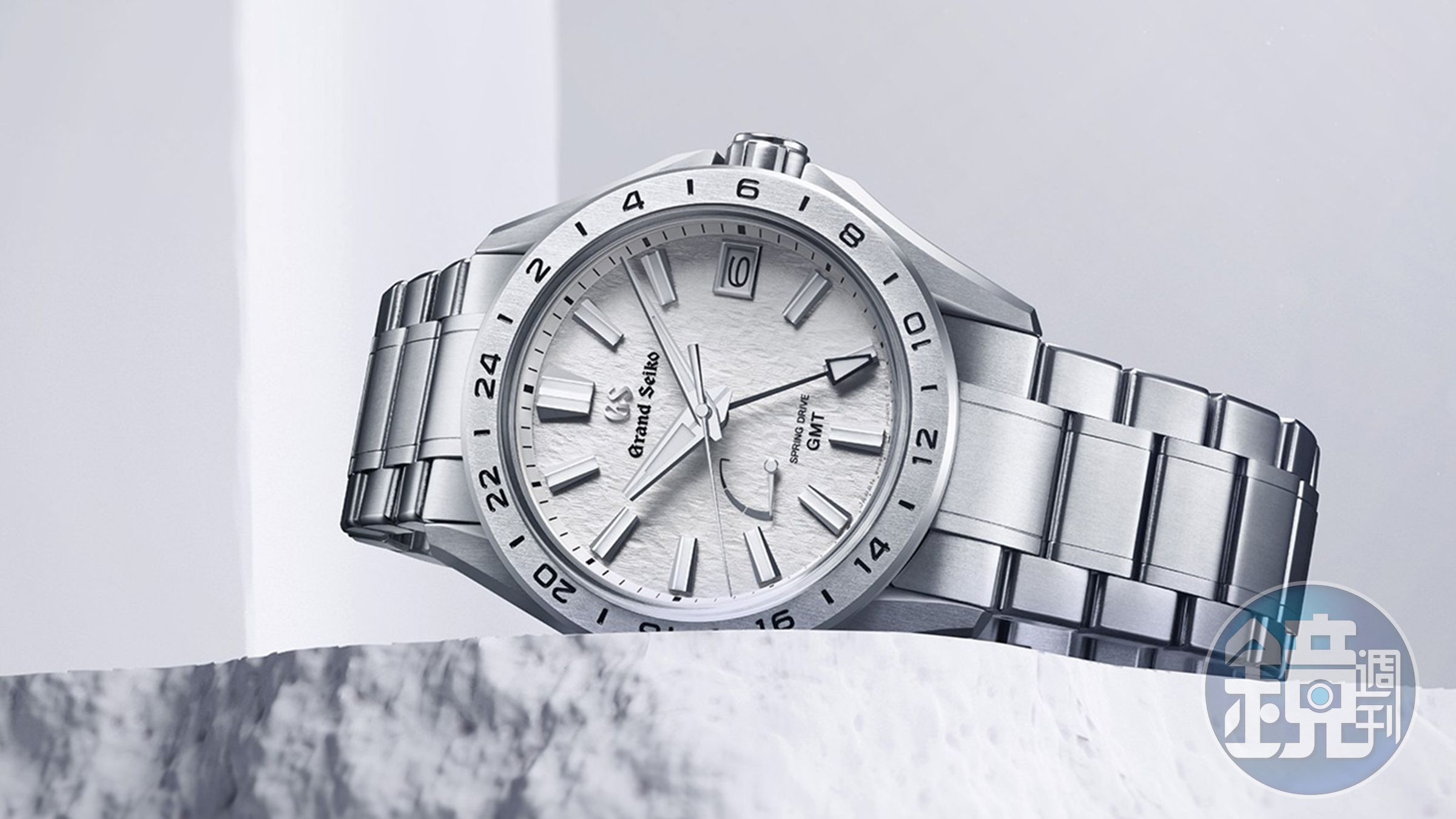 Grand Seiko Evolution 9 Collection｜型號SBGE285／錶徑41mm／白鈦材質／時、分、秒、日期、第二地時間、動力儲存指示／Spring Drive 9R66自動上鍊機芯／定價NT$248,000