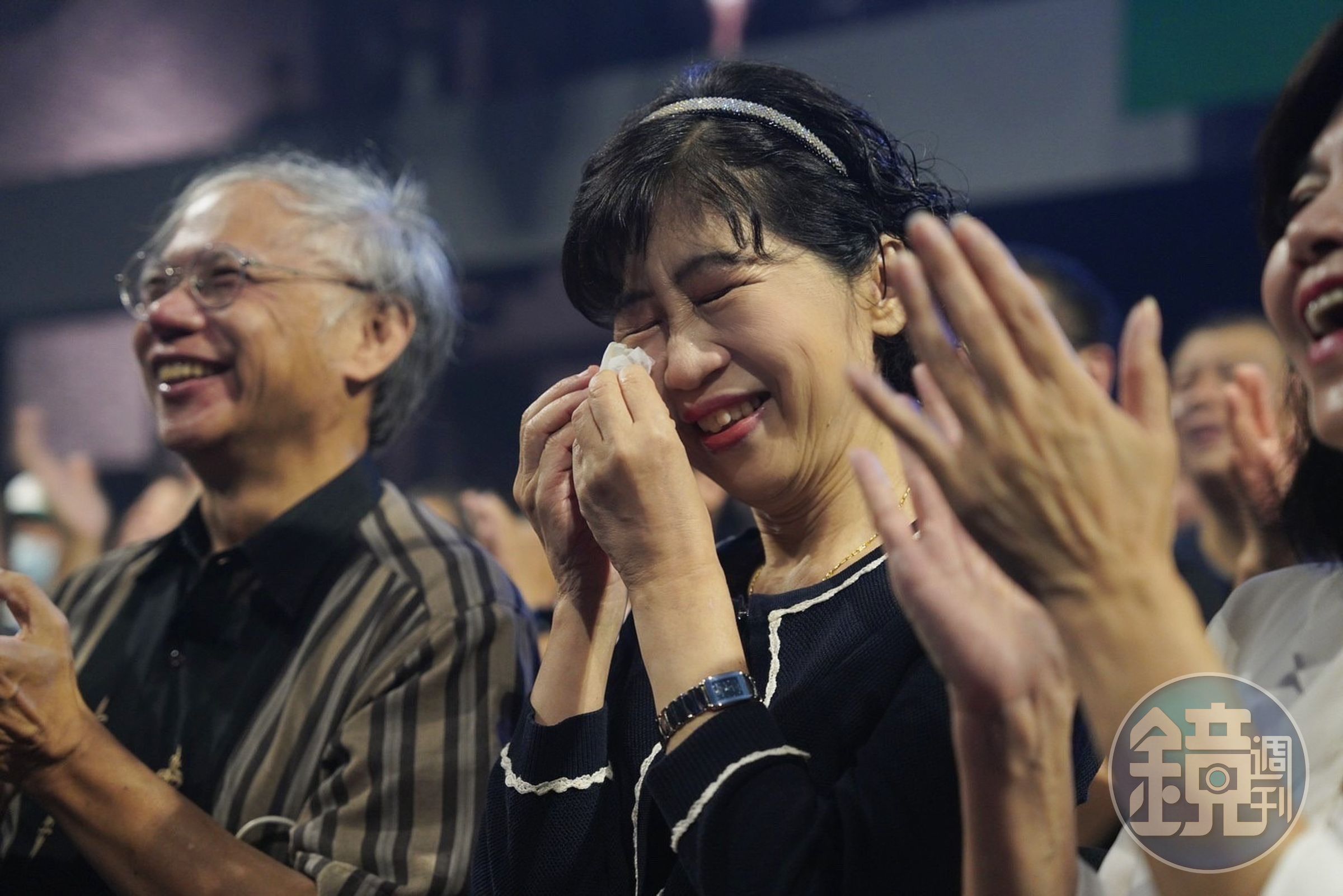  柯文哲特別獻唱〈我只在乎你〉送給妻子，讓陳佩琪感動落淚。（民眾黨提供）