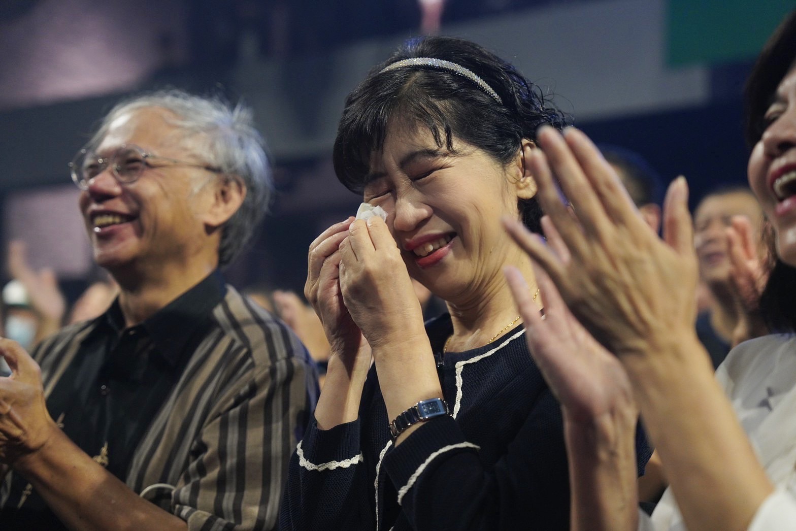  柯文哲特別獻唱〈我只在乎你〉送給妻子，讓陳佩琪感動落淚。（民眾黨提供）