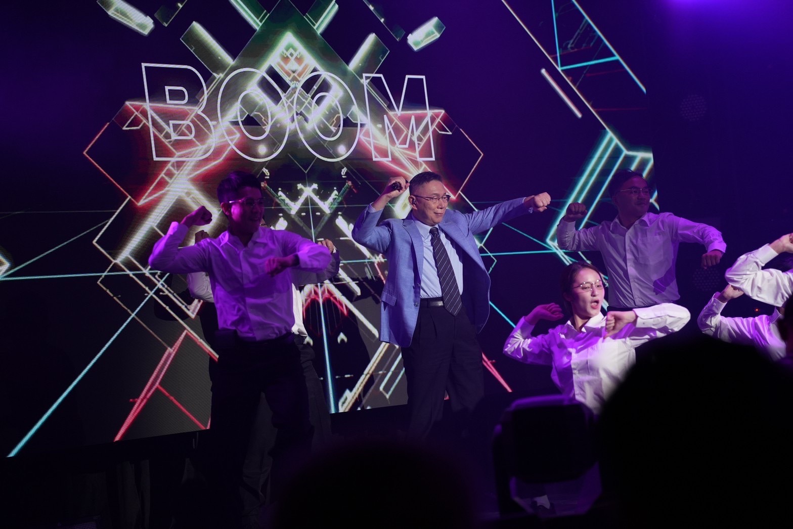 柯文哲「KP SHOW」帶來快歌組曲炒熱氣氛。（民眾黨提供）