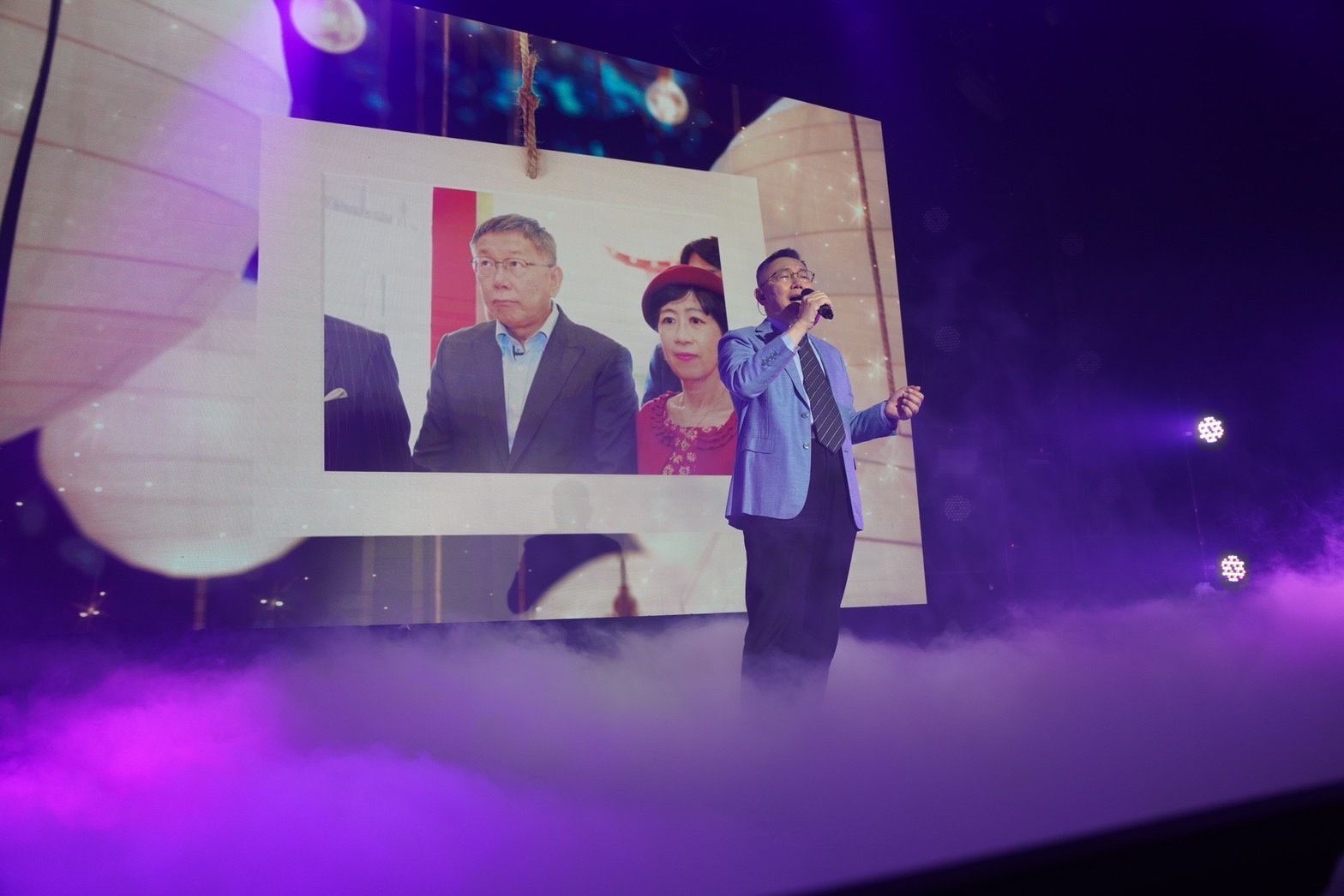 柯文哲特別獻唱〈我只在乎你〉送給陳佩琪。（民眾黨提供）