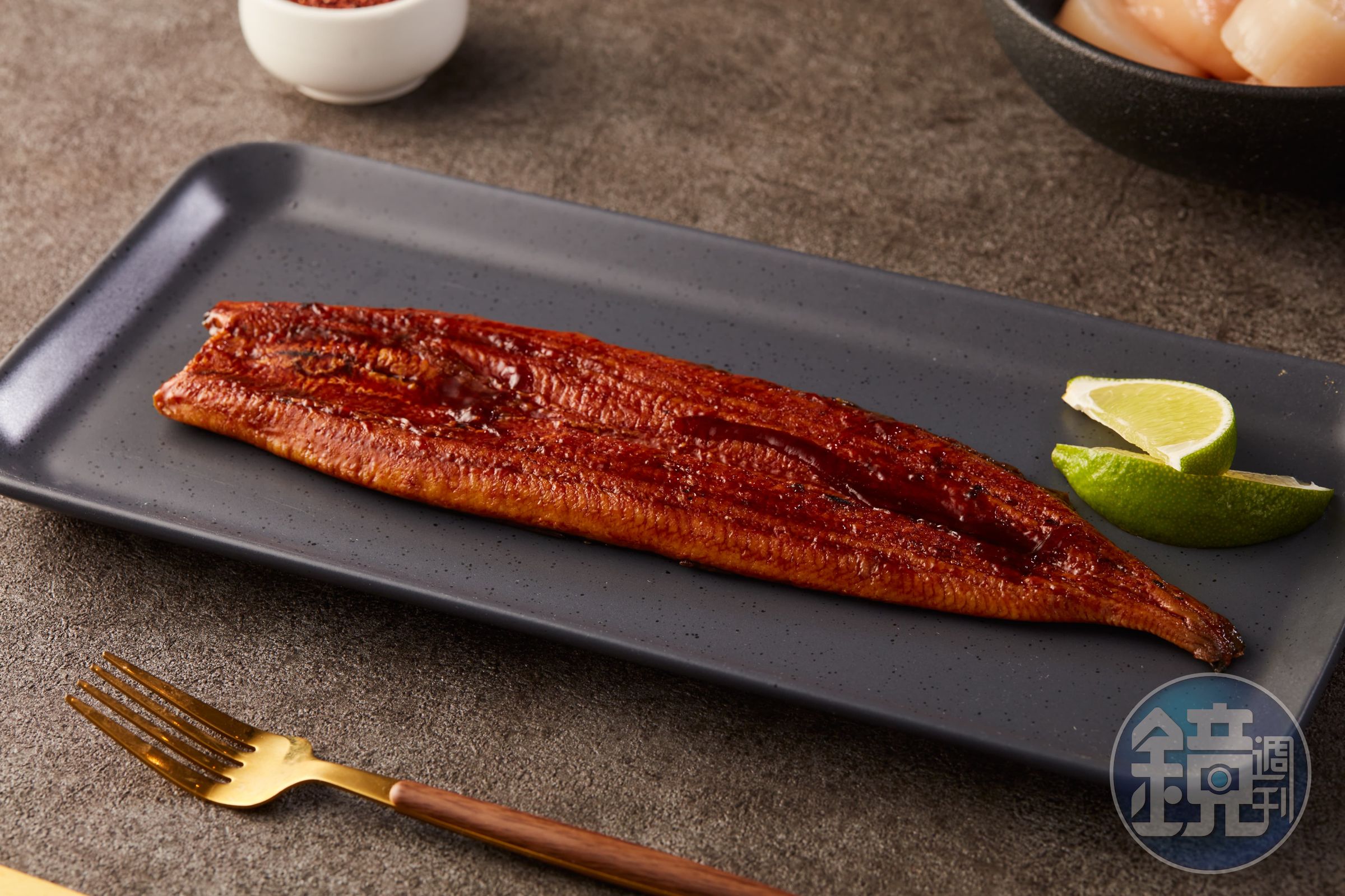 「一級品蒲燒鰻」的魚身厚實，已經抹上蒲燒醬汁以紅外線高溫燒烤，買回家可以變化成各種料理。（490元／包，美福食集提供）