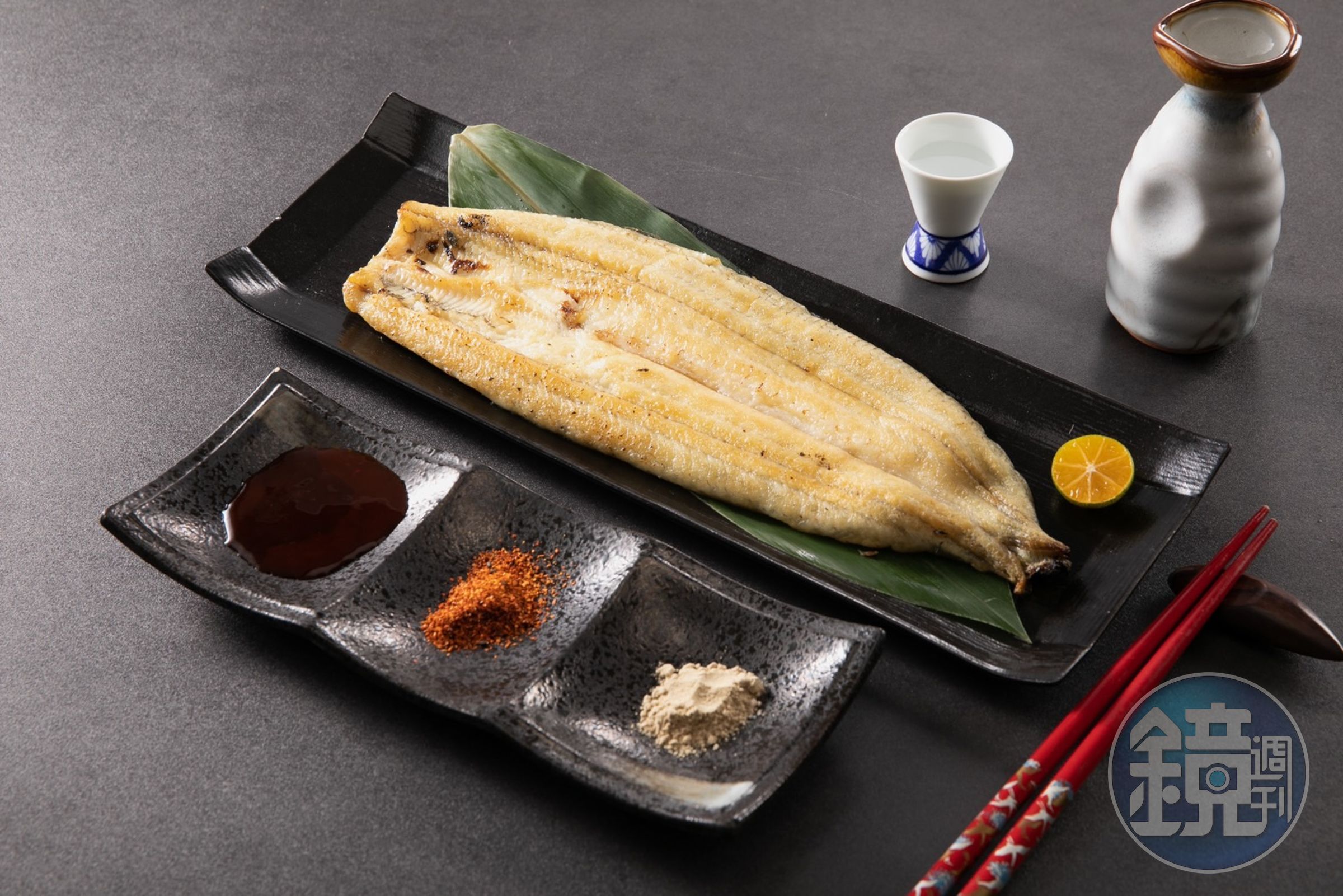 純粹燒烤，不加調味，保留濃郁油脂與鮮甜的「一級品白燒鰻」也很受歡迎。（590元／包，美福食集提供）