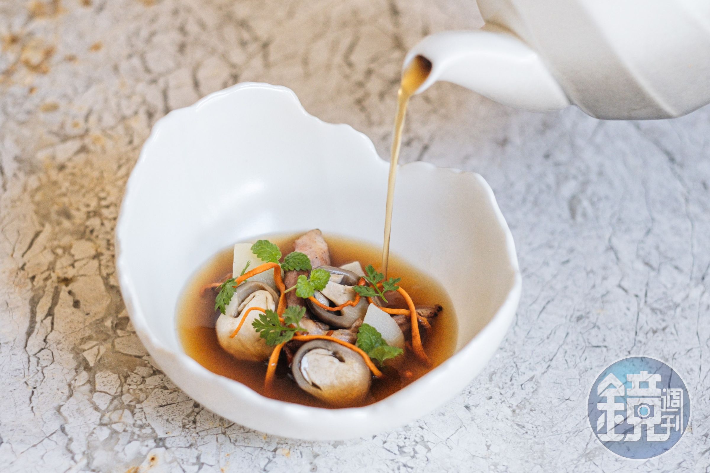 「沁涼食補 黑羽土雞雞頸肉／草菇／綠竹筍／仙草雞湯」創意來自與日式食補相呼應的台式涼補。（方蒔提供）