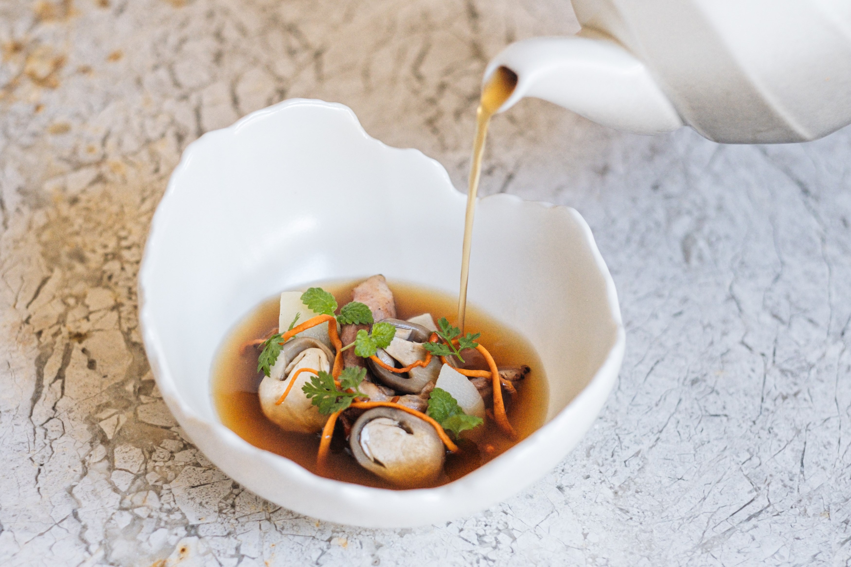 「沁涼食補 黑羽土雞雞頸肉／草菇／綠竹筍／仙草雞湯」創意來自與日式食補相呼應的台式涼補。（方蒔提供）