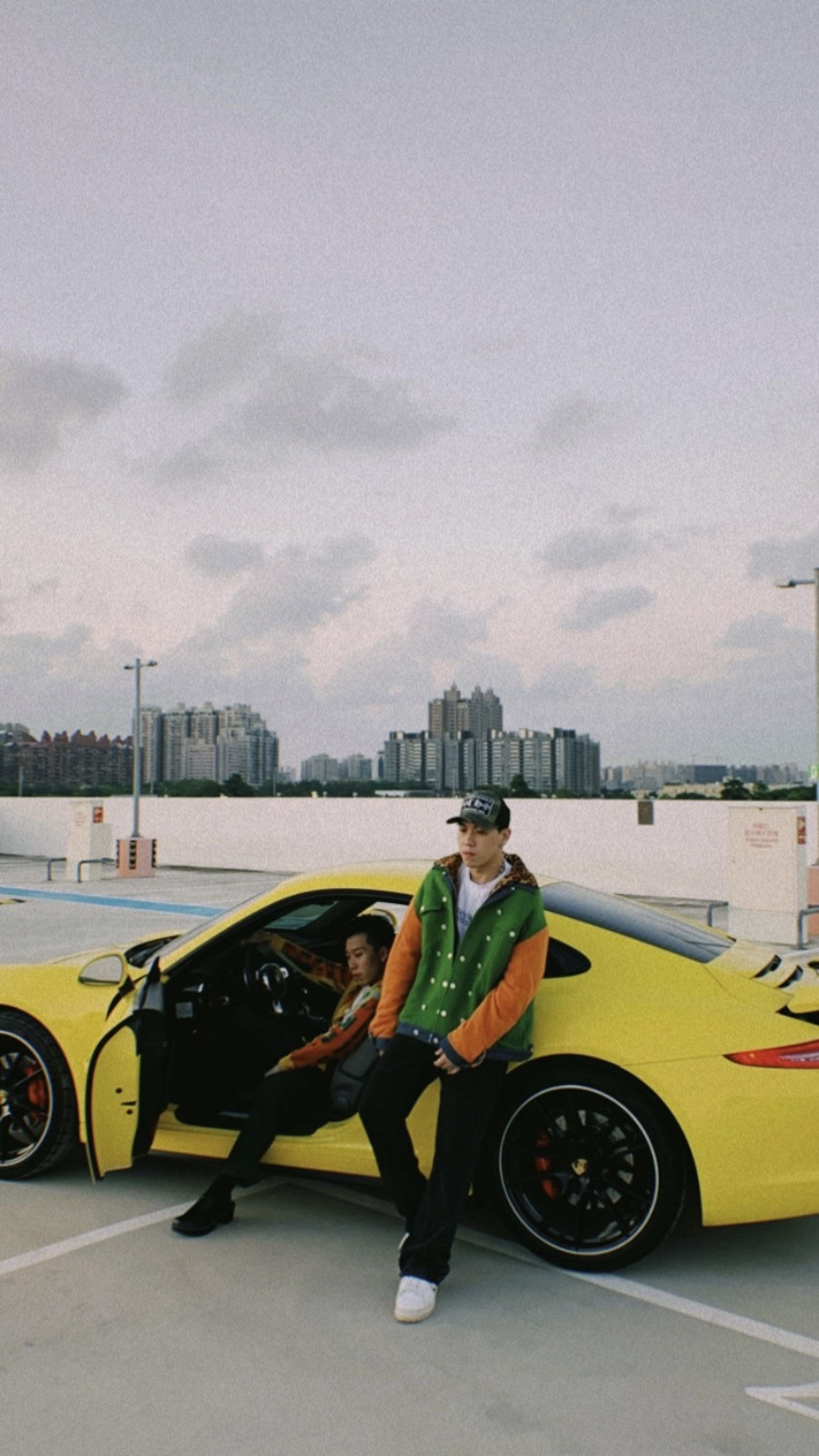 MV中,有一台要價700萬的黃色保時捷911車款助陣。(莫非音創提供)