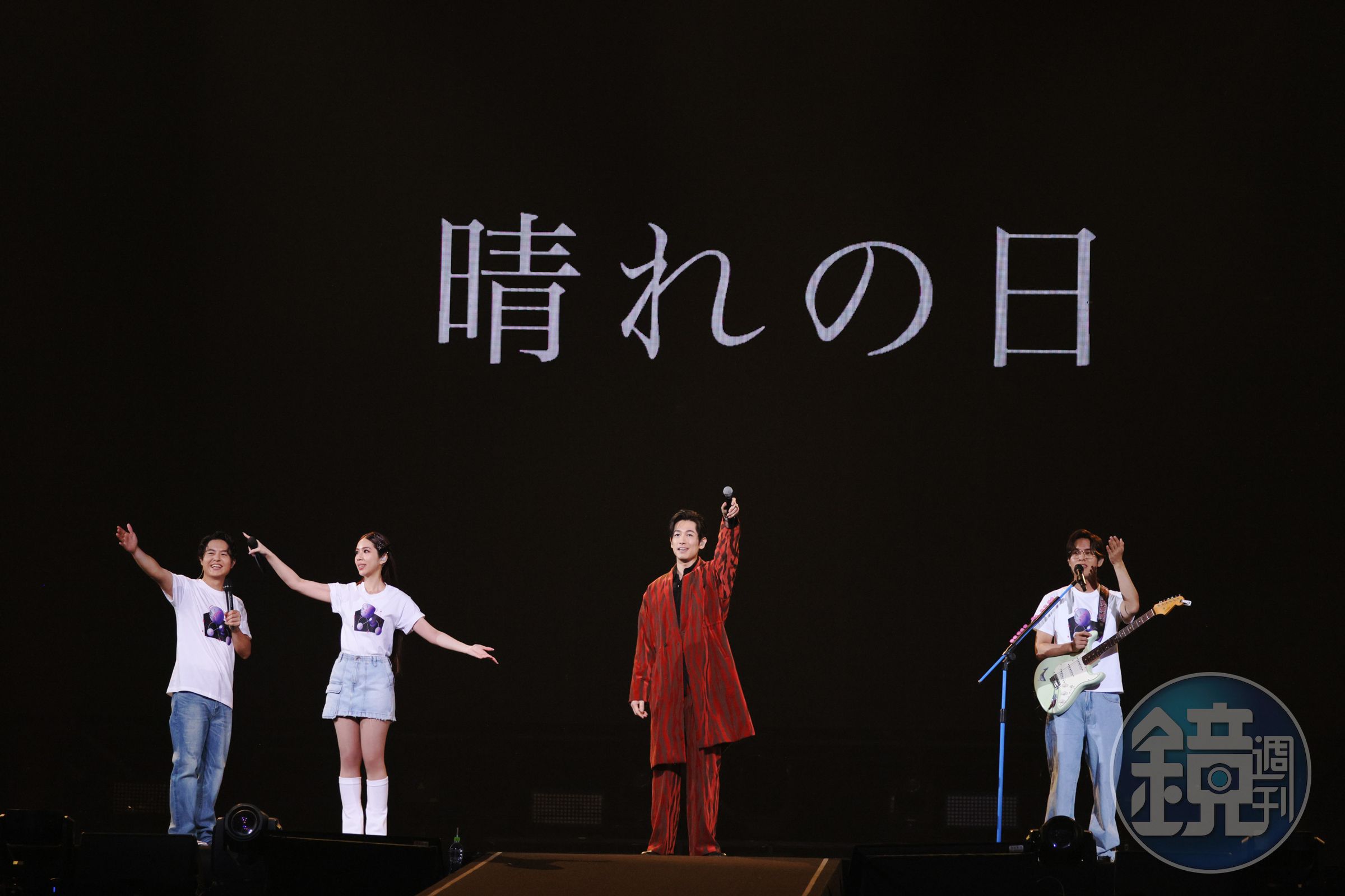 藤岡靛（右二）特地到告五人高雄演唱會與他們合唱〈晴天〉，並約定下一次再合作。（相信音樂提供）