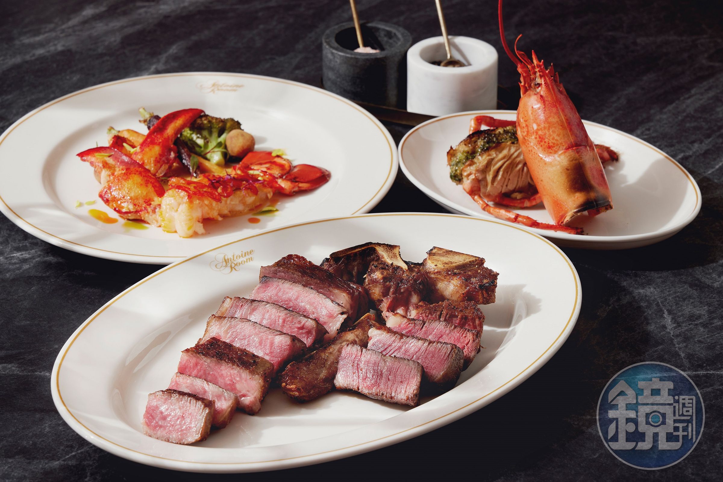 安東廳的「美國30天乾式熟成丁骨20oz、緬因州龍蝦」是牛排館中非常具代表性的海陸大餐。（7,280元／份，台北喜來登提供）