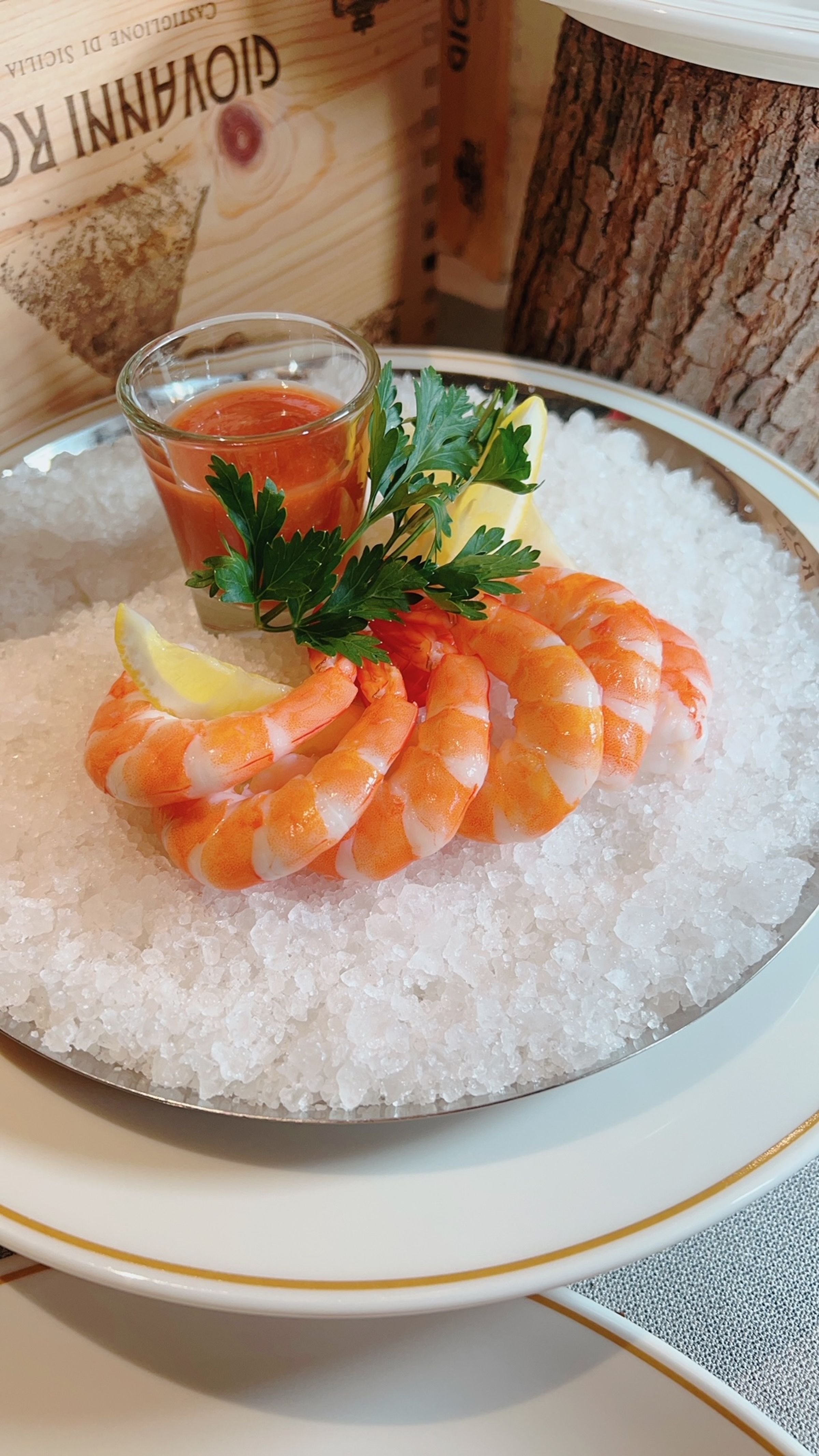彈性十足的「雞尾酒蝦」，沾點酸辣醬汁入口超清爽。（680元／份，台北喜來登提供）