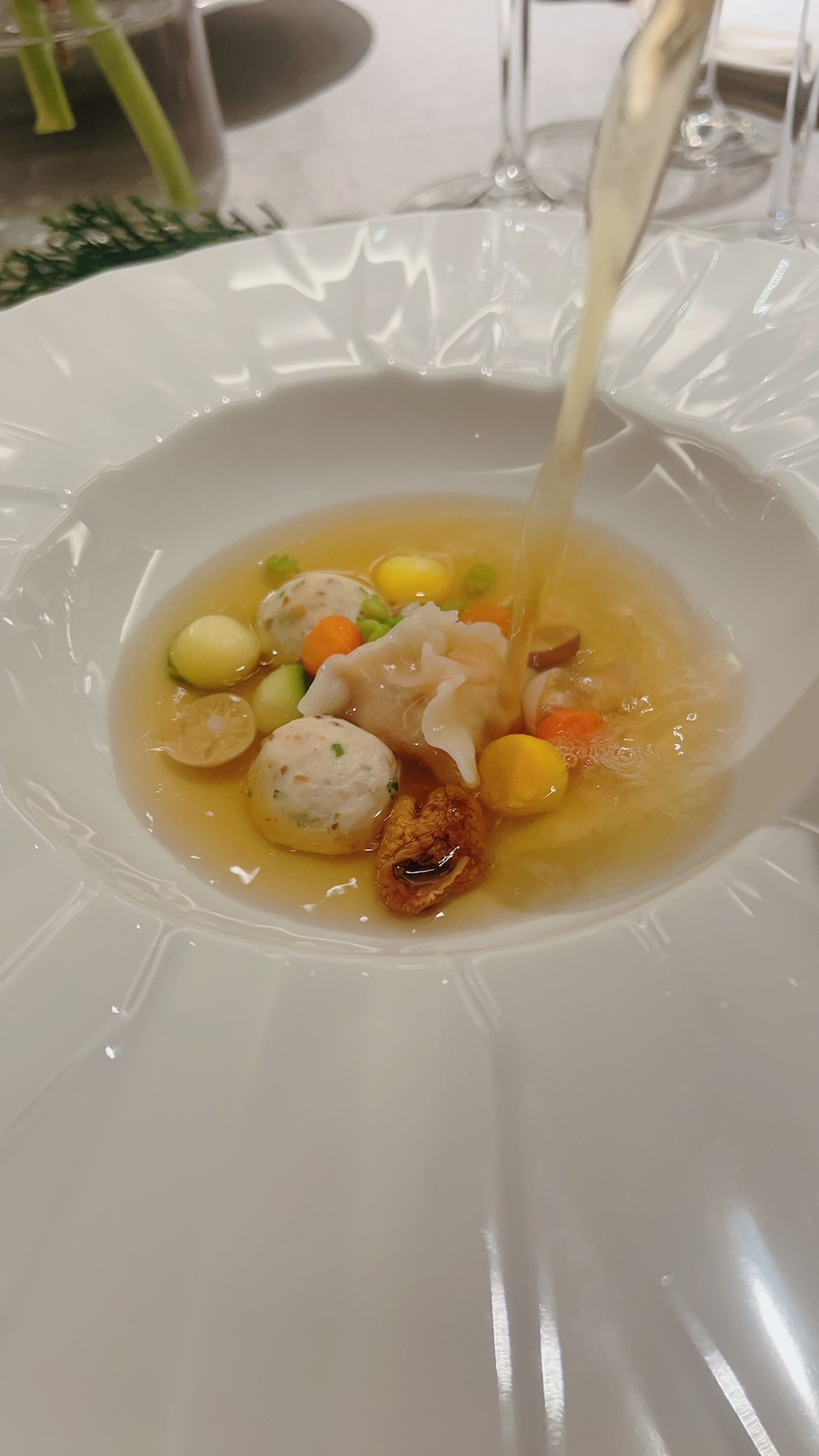優雅細緻的「雞肉澄清湯」，亮點是盤中的自製雞肉丸與蝦餃。（350元／份，台北喜來登提供）