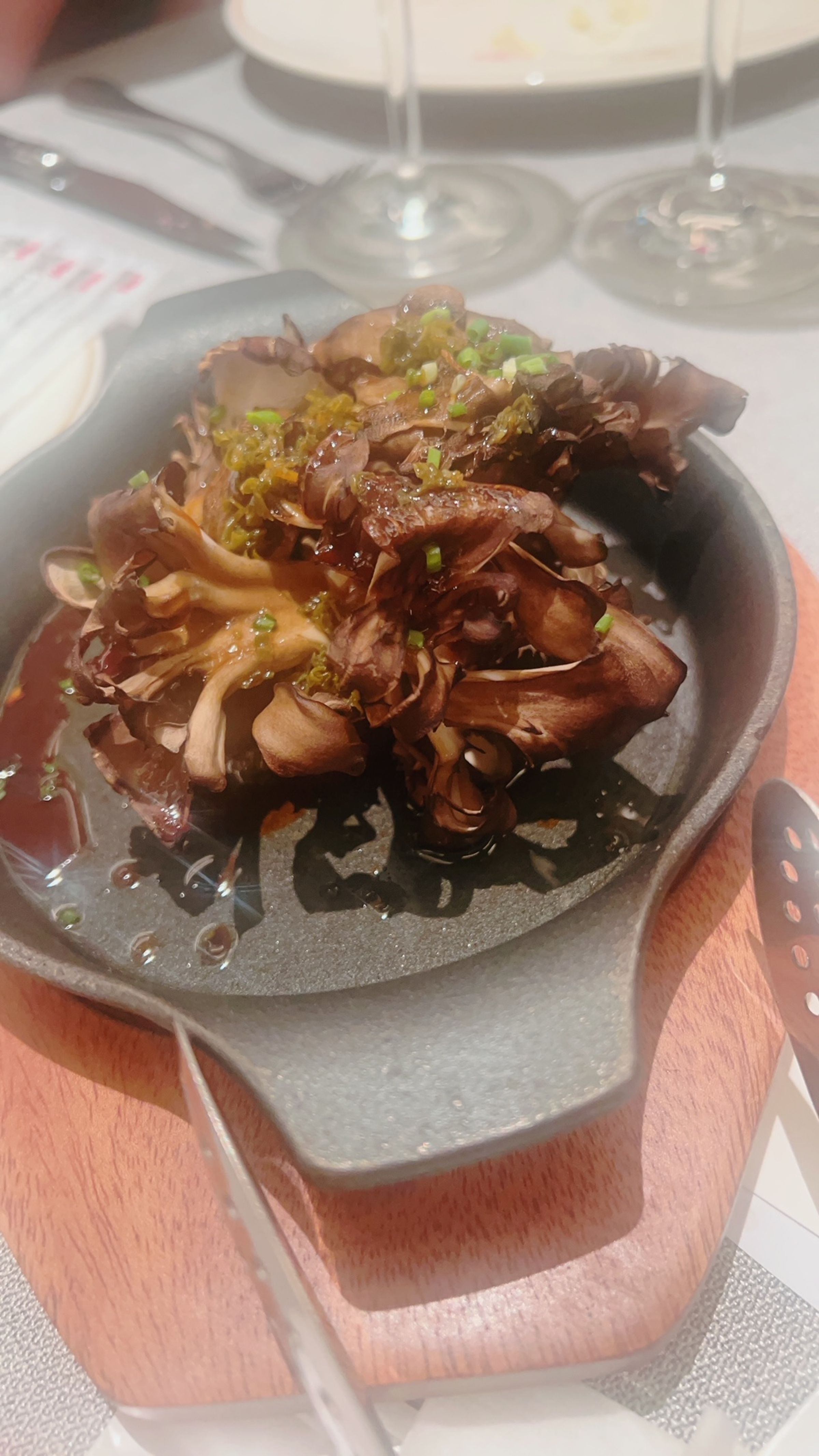 牛排配菜少見的烤「舞菇」，吃來酸酸甜甜。（280元／份）