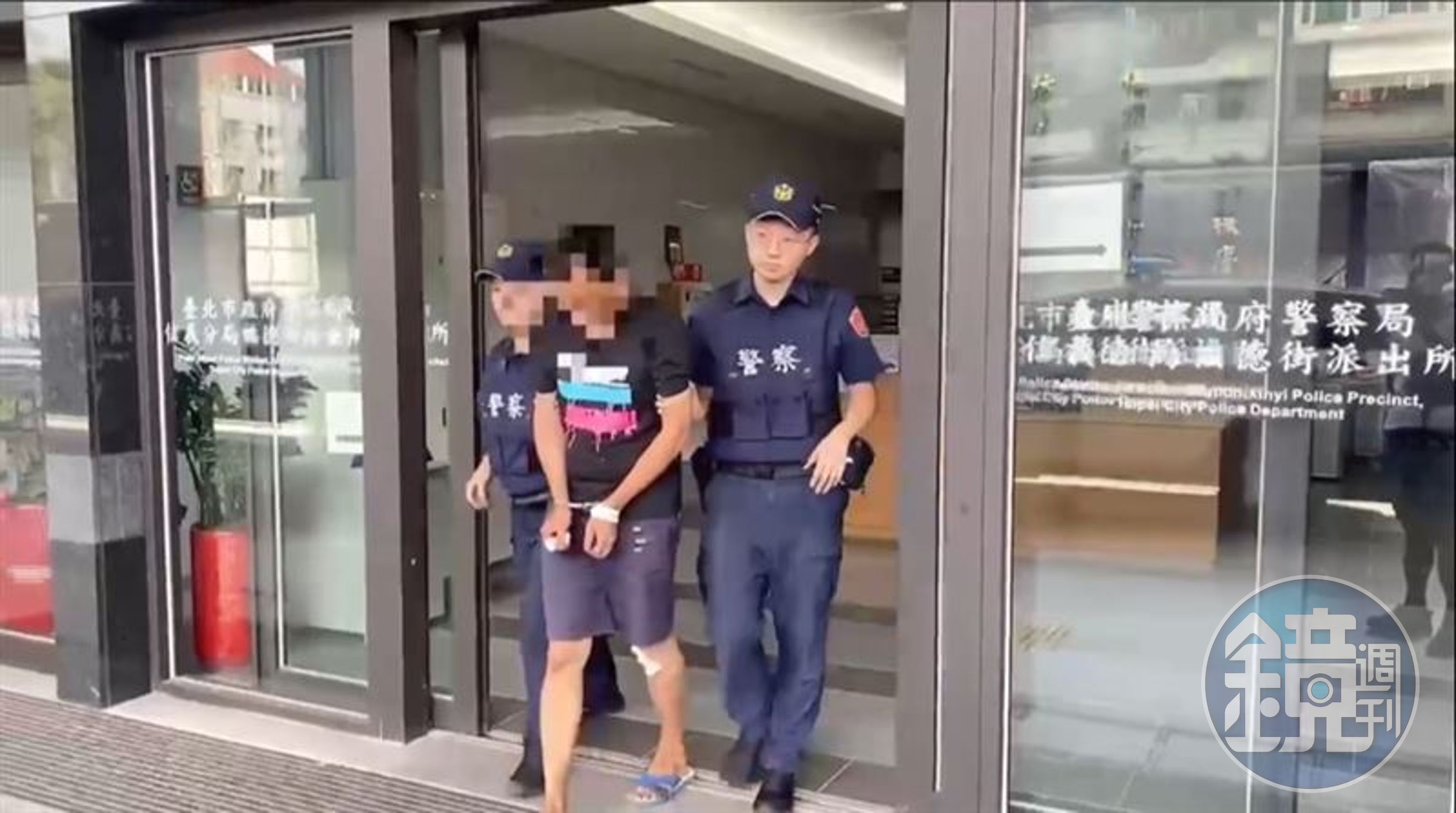 柯男(中)酒後大鬧街頭,拿著菜刀隨機揮砍機車騎士。(翻攝畫面)