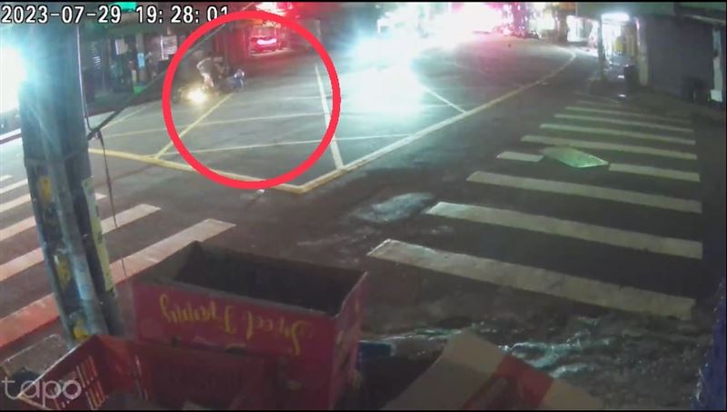 柯男酒後，在馬路上拿著菜刀隨機攔騎士揮砍（紅圈處）。（翻攝畫面）