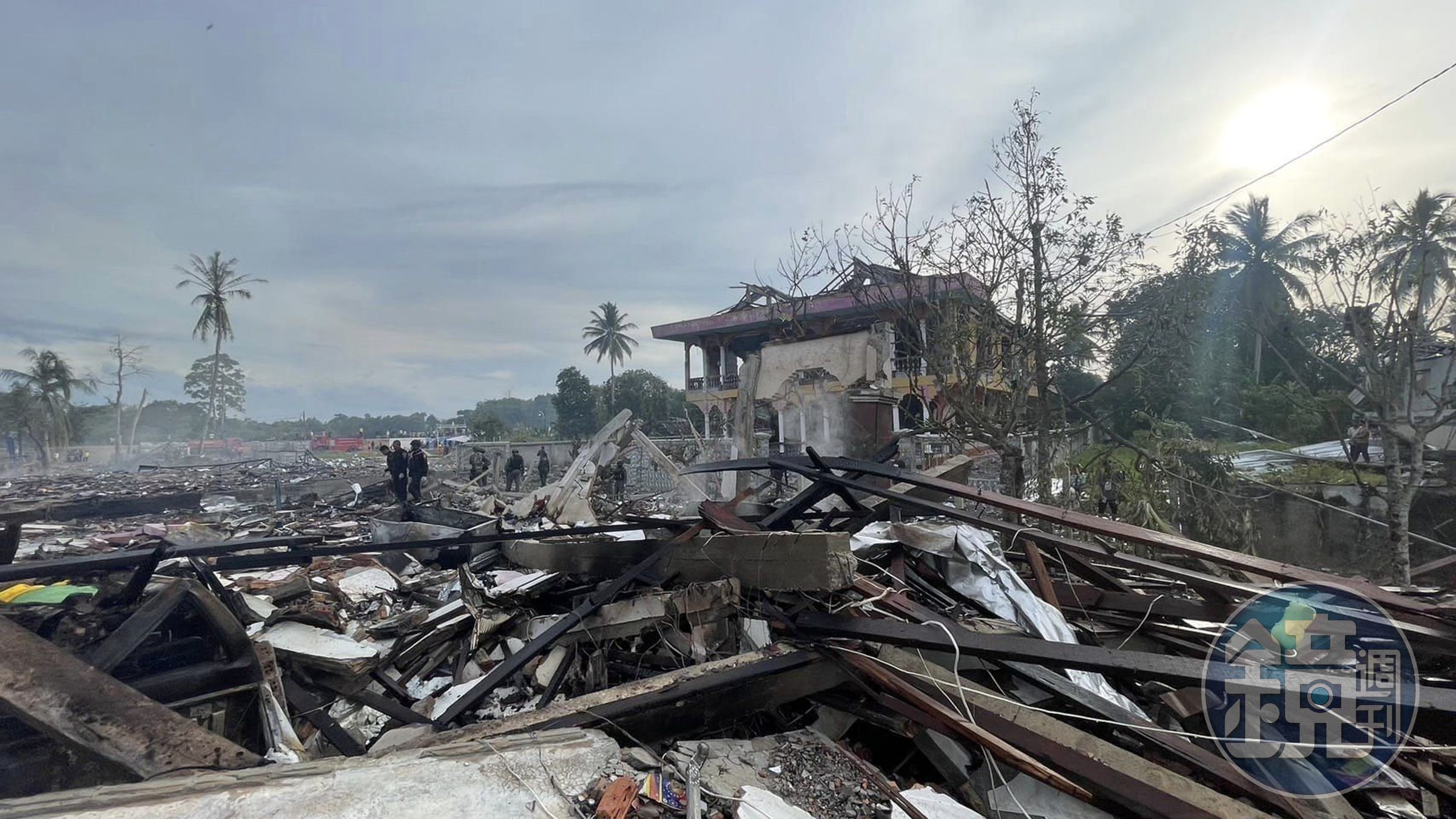 泰國南部陶公府一處儲放煙火、爆竹的非法倉庫引發爆炸。（翻攝自推特@nnthotnews）