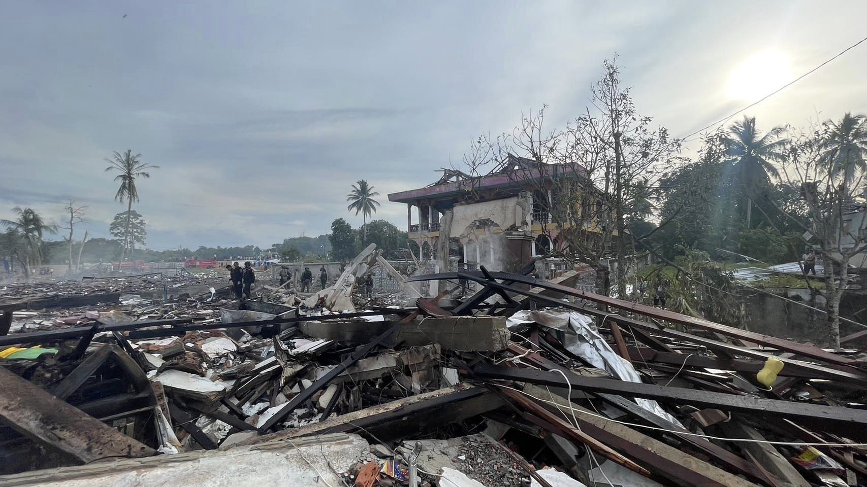 泰國南部陶公府一處儲放煙火、爆竹的非法倉庫引發爆炸。（翻攝自推特@nnthotnews）