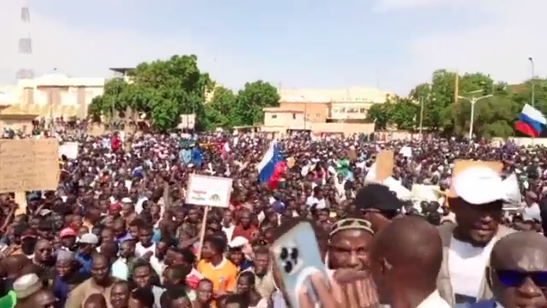 尼日政變後，上千支持者也走上街頭，高喊打倒法國、俄羅斯萬歲等。（翻攝自Twitter）