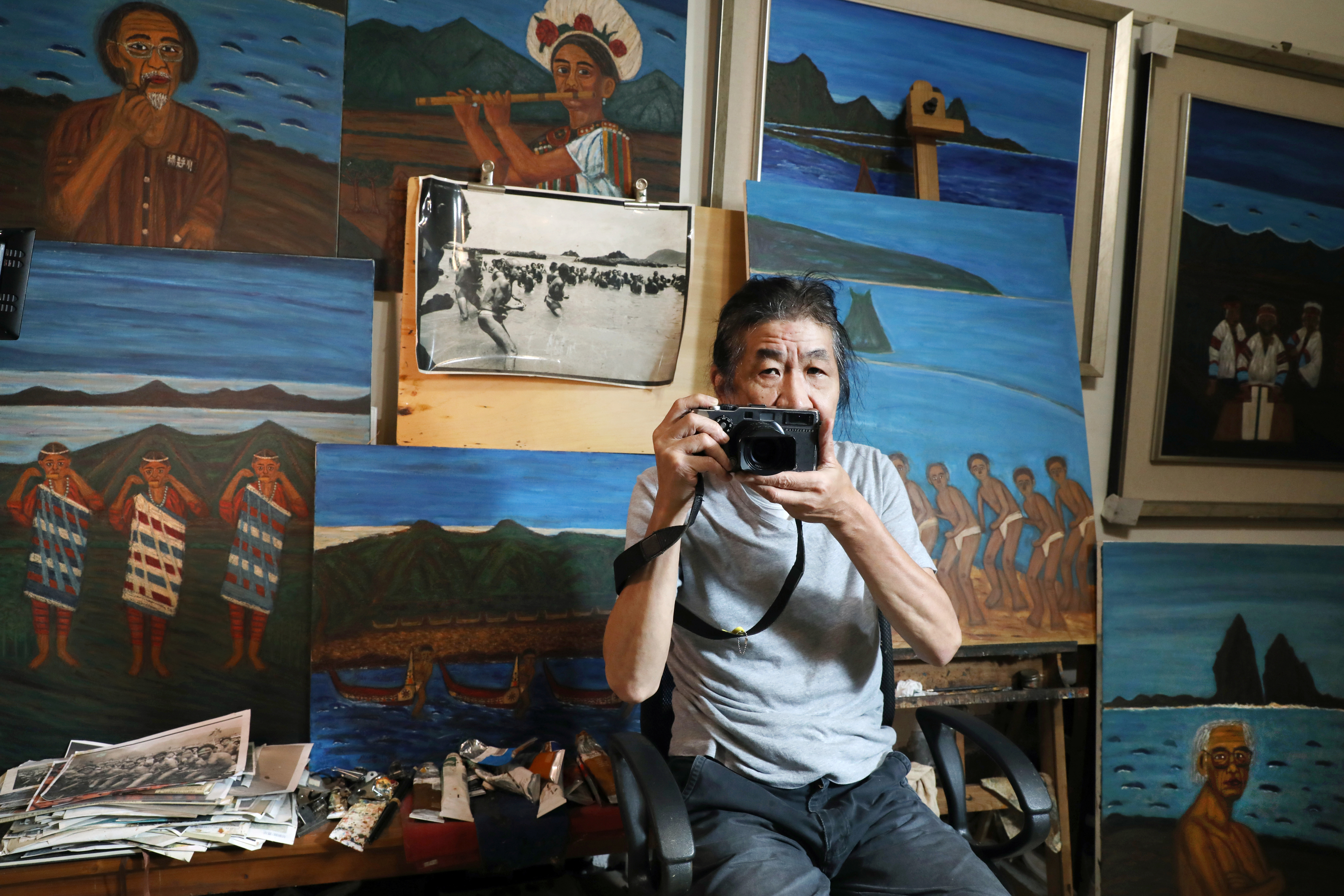 潘小俠拍照40年,累積上萬張底片。