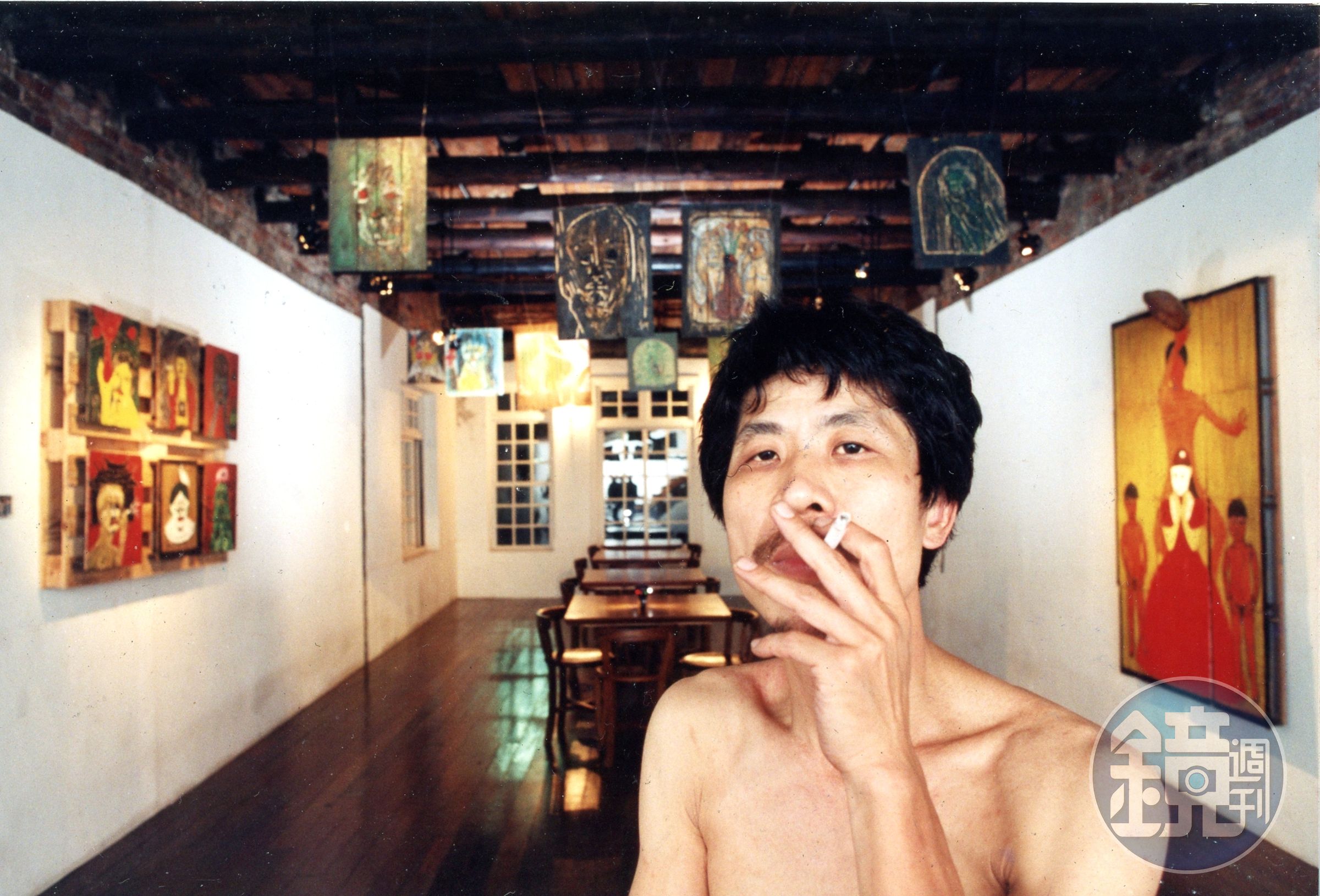 潘小俠1987年進報社當攝影記者,工作之餘自行創作,四處拍照,曾在赴淡水拍照時結識金門王、李炳輝,後來還成為2人的經紀人。圖為他的自拍照,攝於1993年。(潘小俠提供)