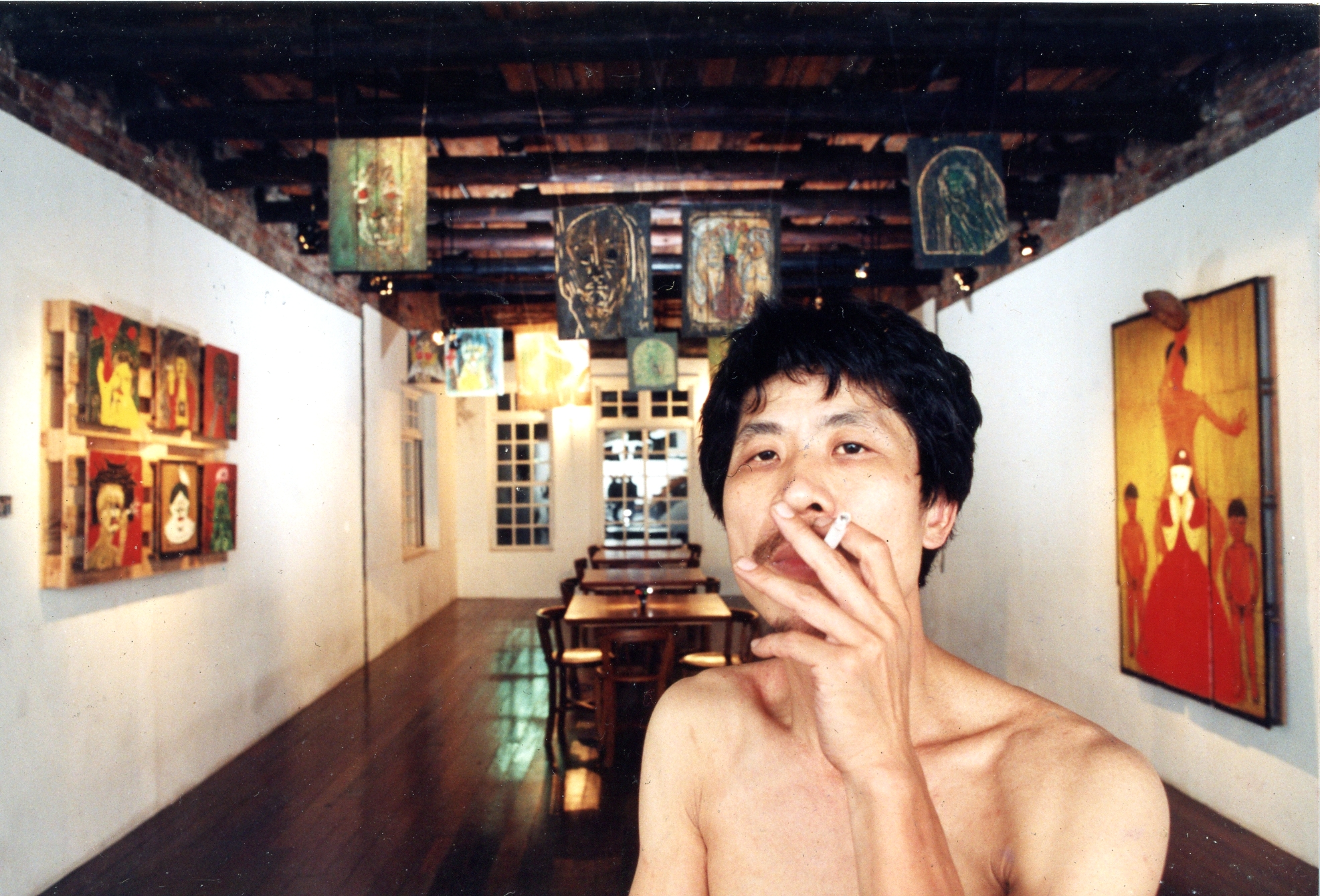 潘小俠1987年進報社當攝影記者，工作之餘自行創作，四處拍照，曾在赴淡水拍照時結識金門王、李炳輝，後來還成為2人的經紀人。圖為他的自拍照，攝於1993年。（潘小俠提供）