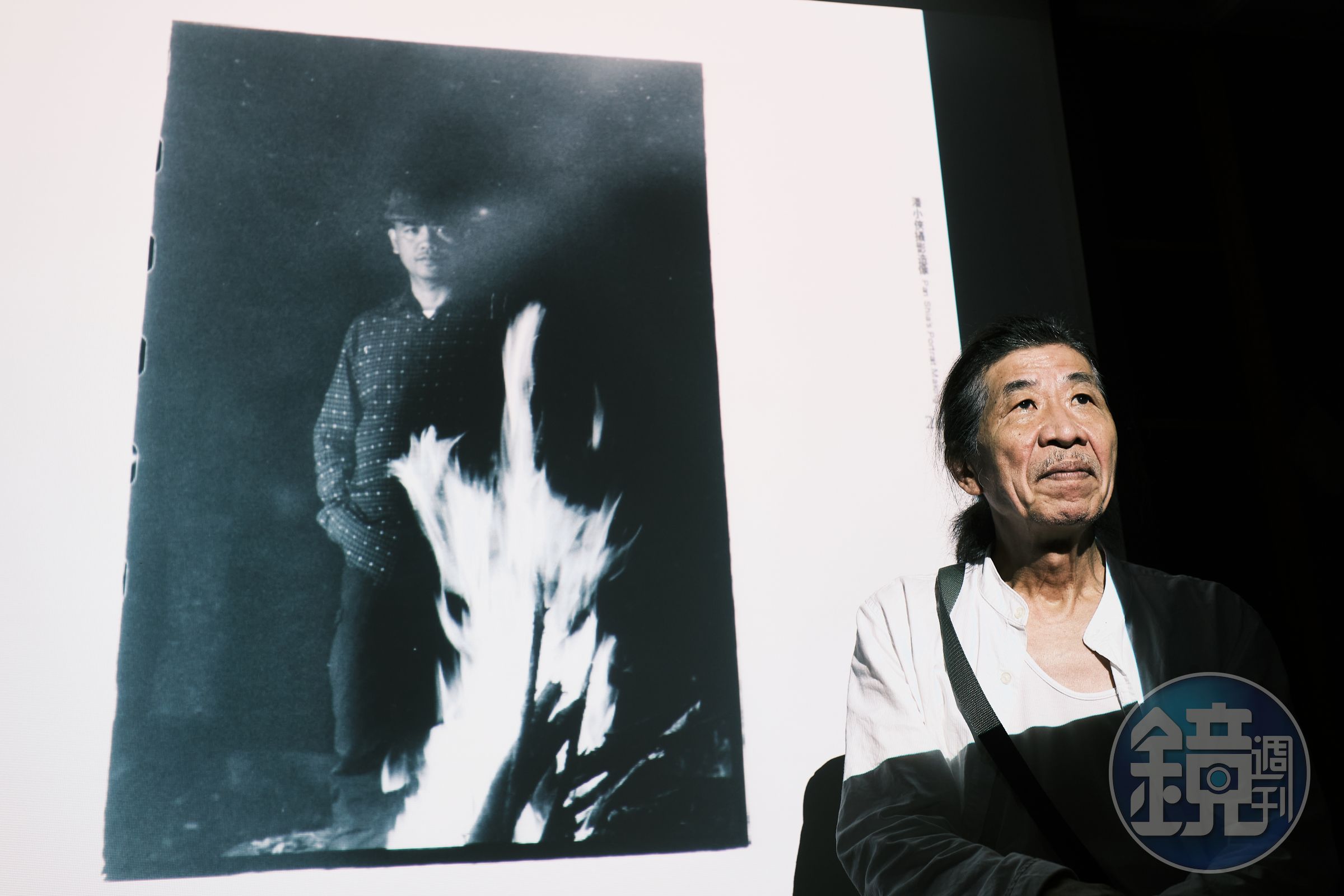 2020年潘小俠出版《台灣作家一百年》,並以原住民作家為主題開座談會。背景圖片為他拍攝的布農族作家乜寇‧索克魯曼,他說自己當天到達部落時已夜深,於是藉燃燒柴火的光線拍照。